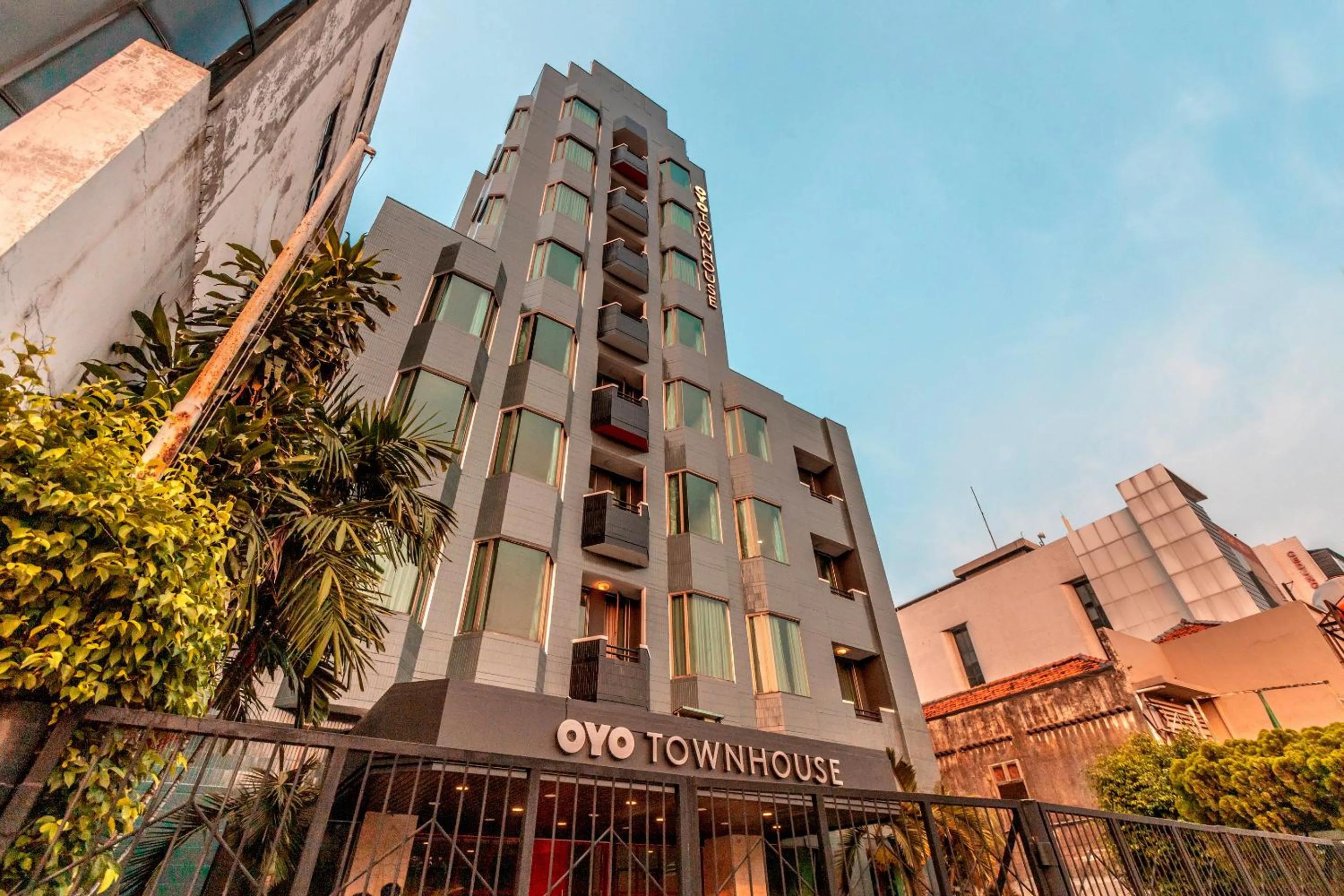 Property building in Super OYO Townhouse 2 Hotel Gunung Sahari