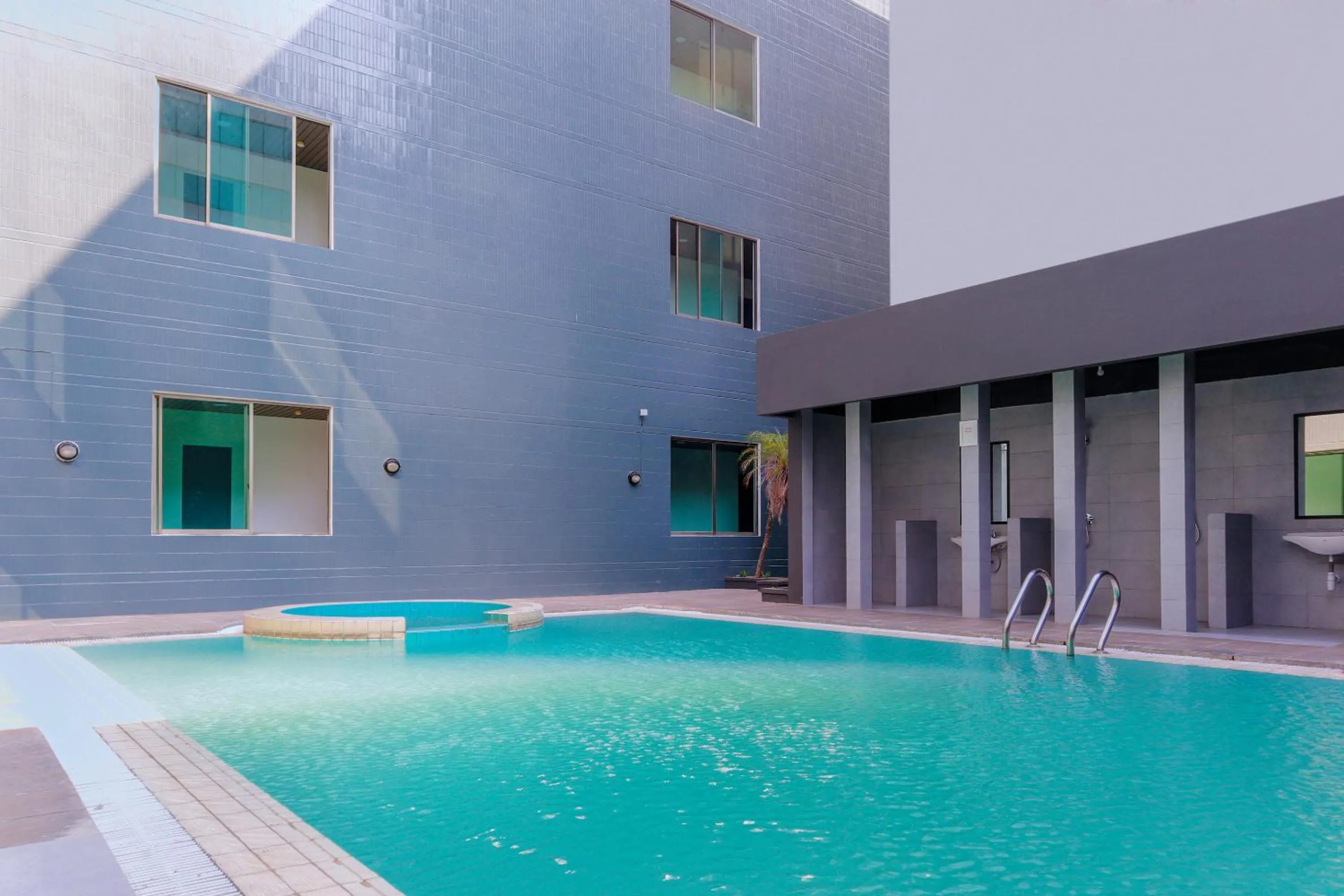 Swimming pool in Super OYO Townhouse 2 Hotel Gunung Sahari