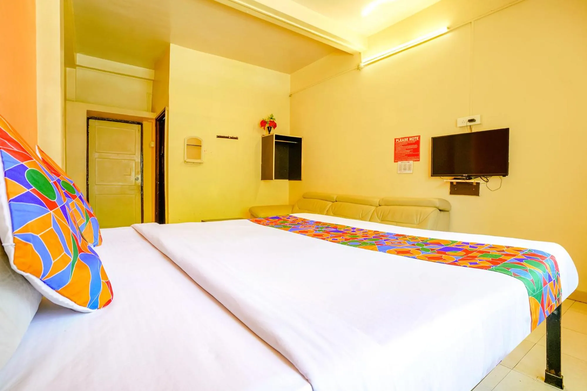 Communal lounge/ TV room, Bed in Via Ravikiran