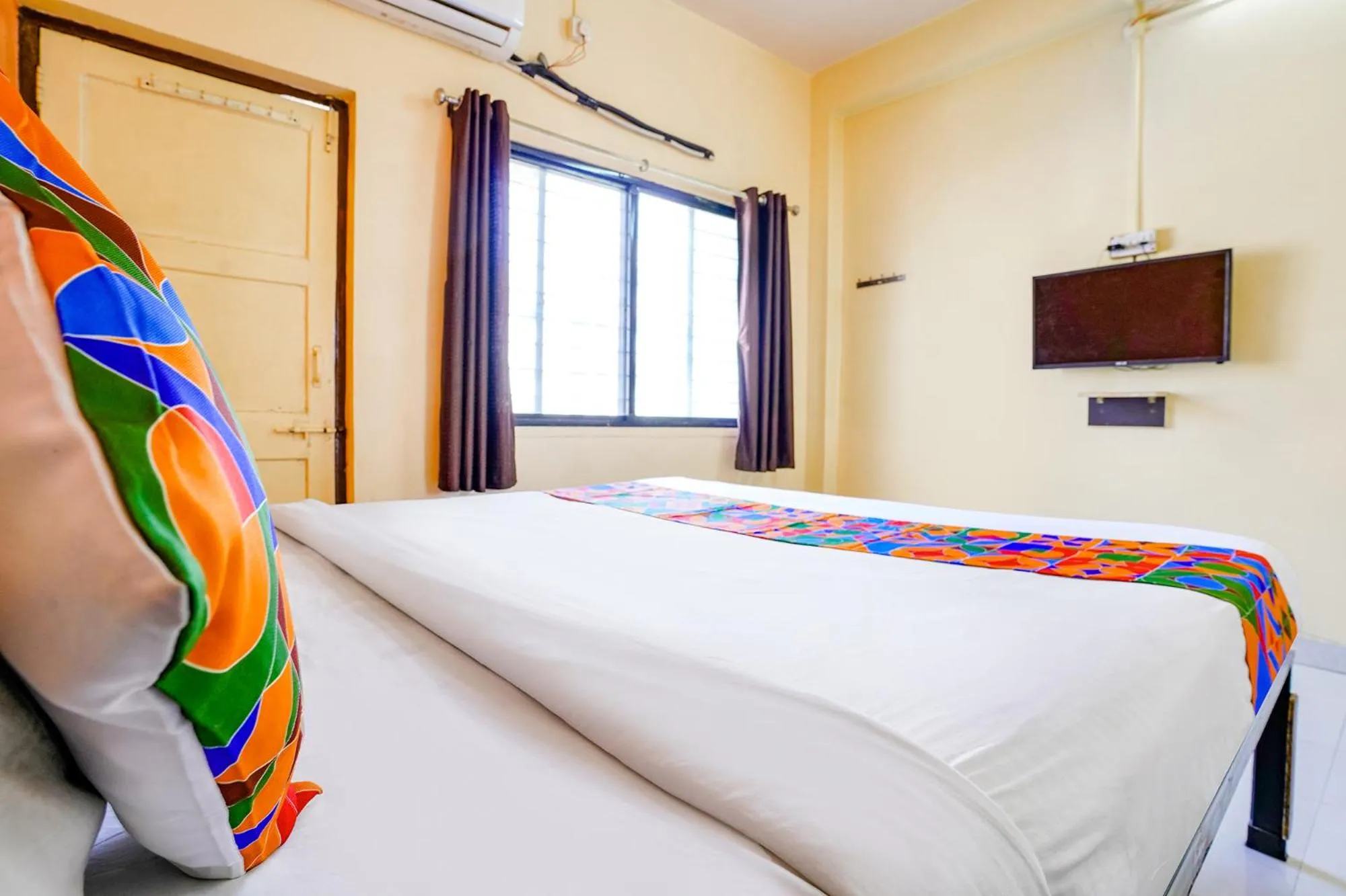 Communal lounge/ TV room, Bed in Via Ravikiran