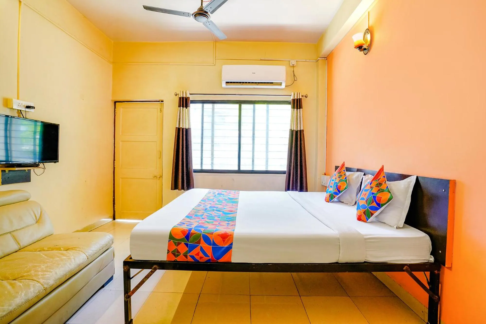 Communal lounge/ TV room, Bed in Via Ravikiran