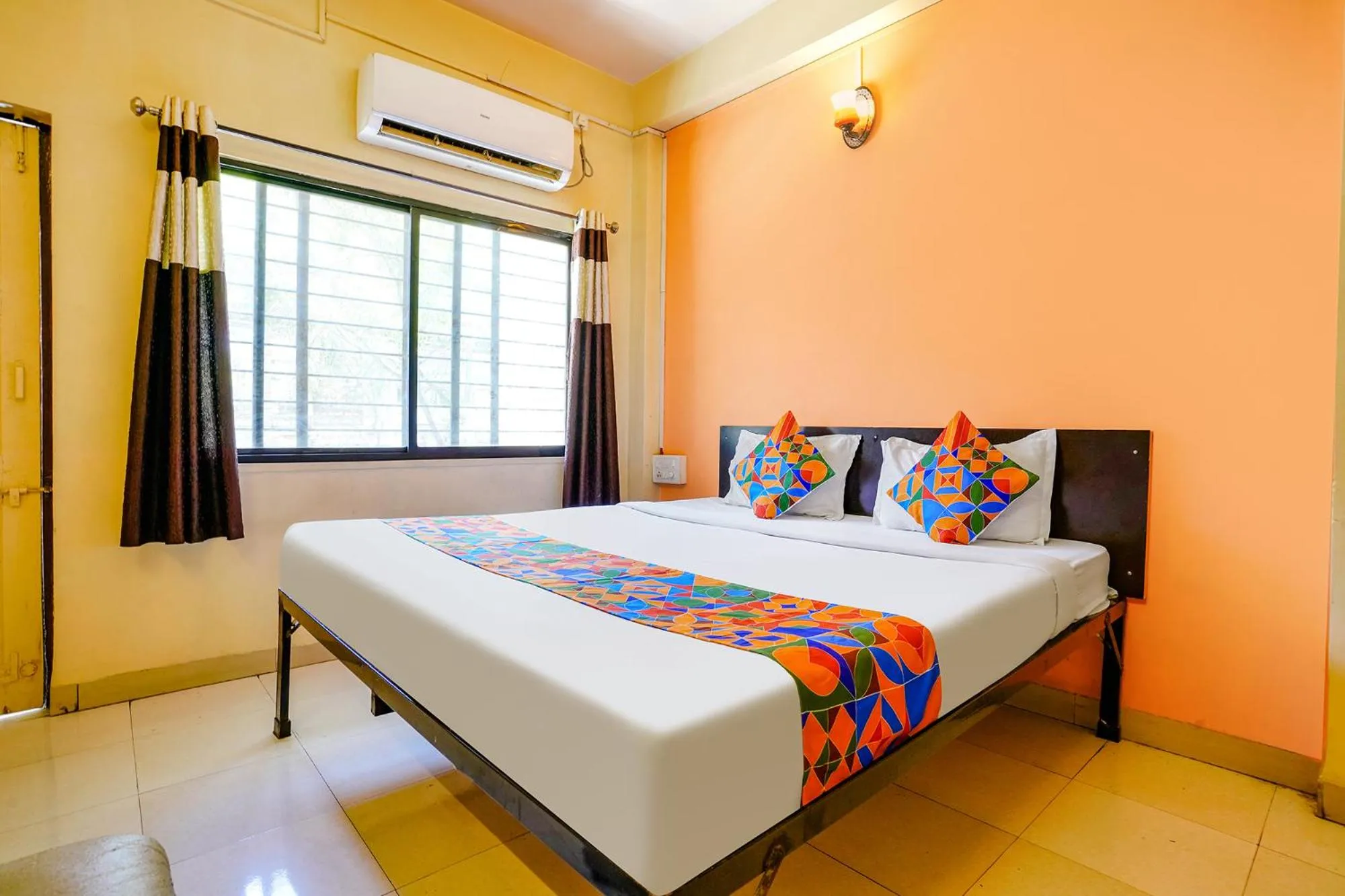 Photo of the whole room, Bed in Via Ravikiran