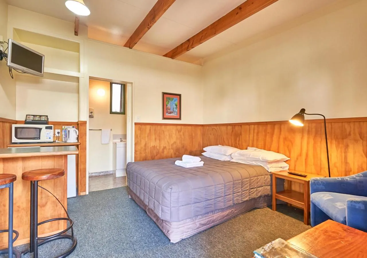 Photo of the whole room, Bed in New Central Hotel Woodville