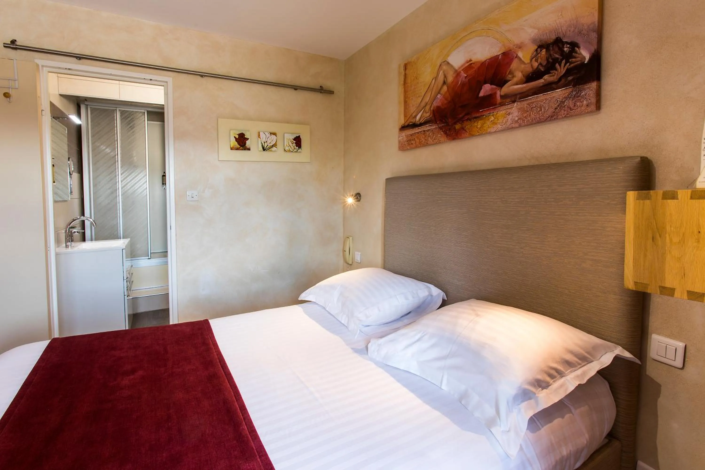 Bedroom, Bed in Le Bouton d'Or