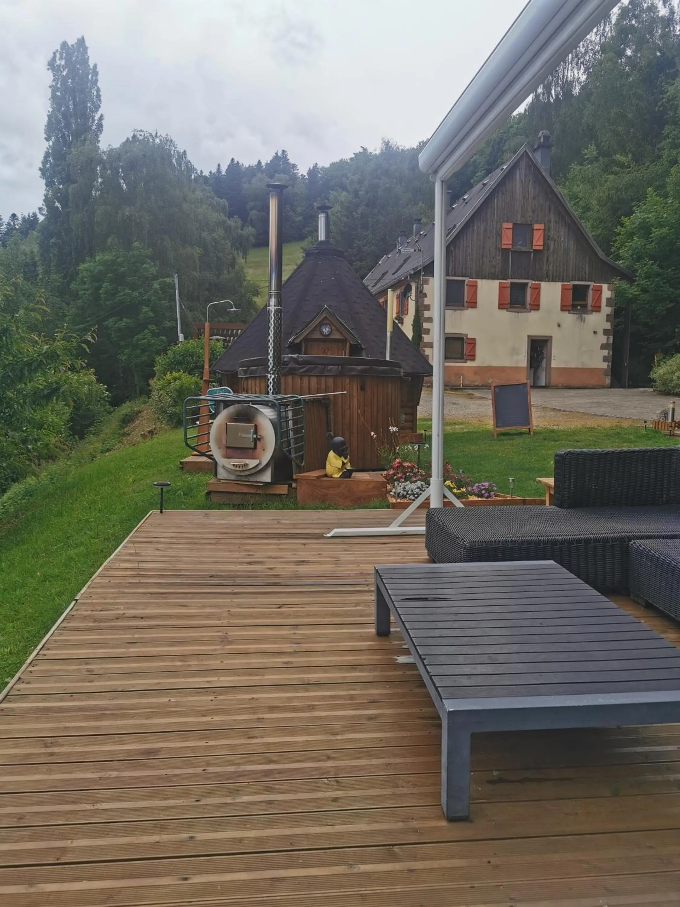 Garden view in Le Bouton d'Or