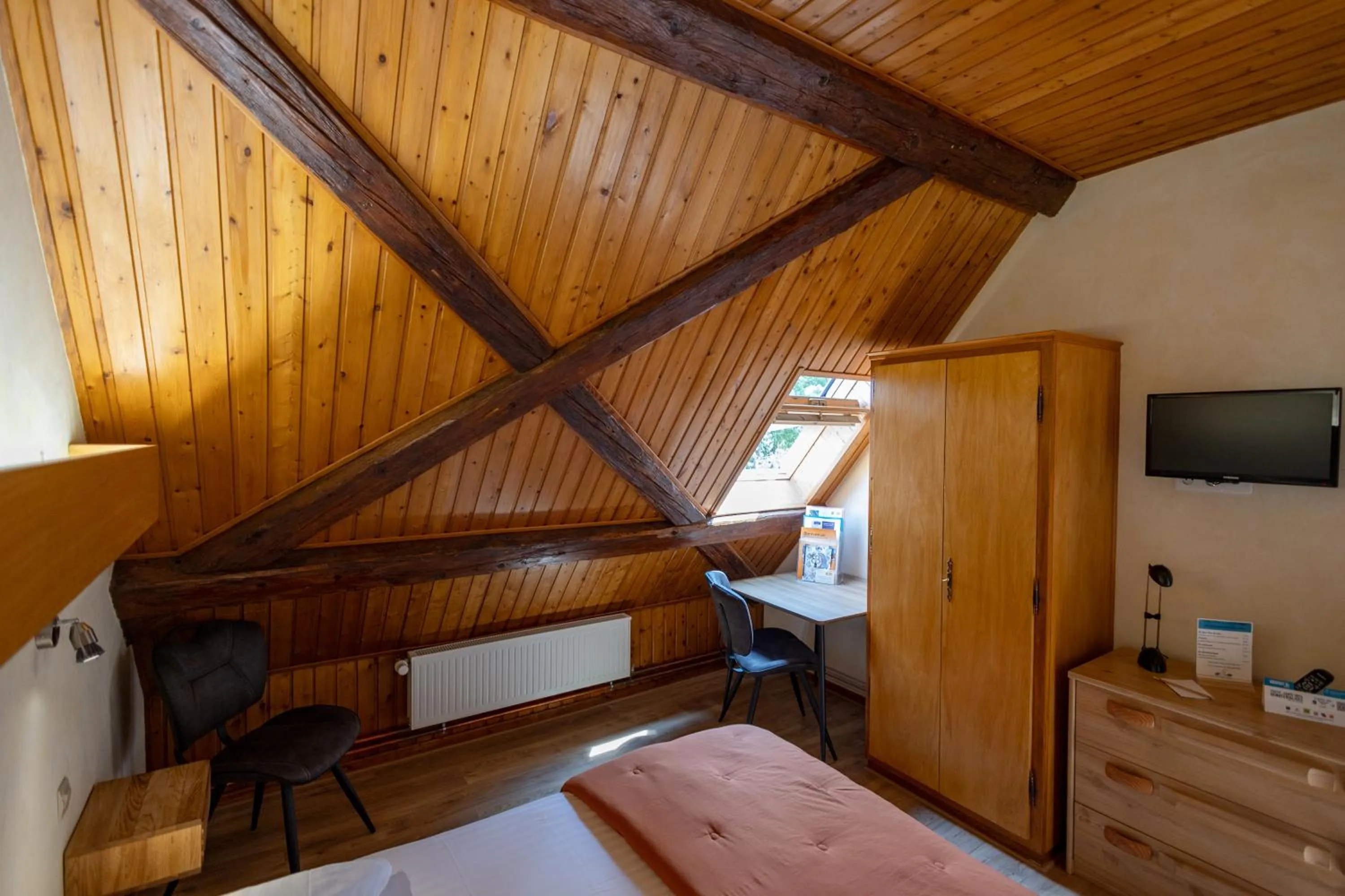 Bedroom, Bed in Le Bouton d'Or