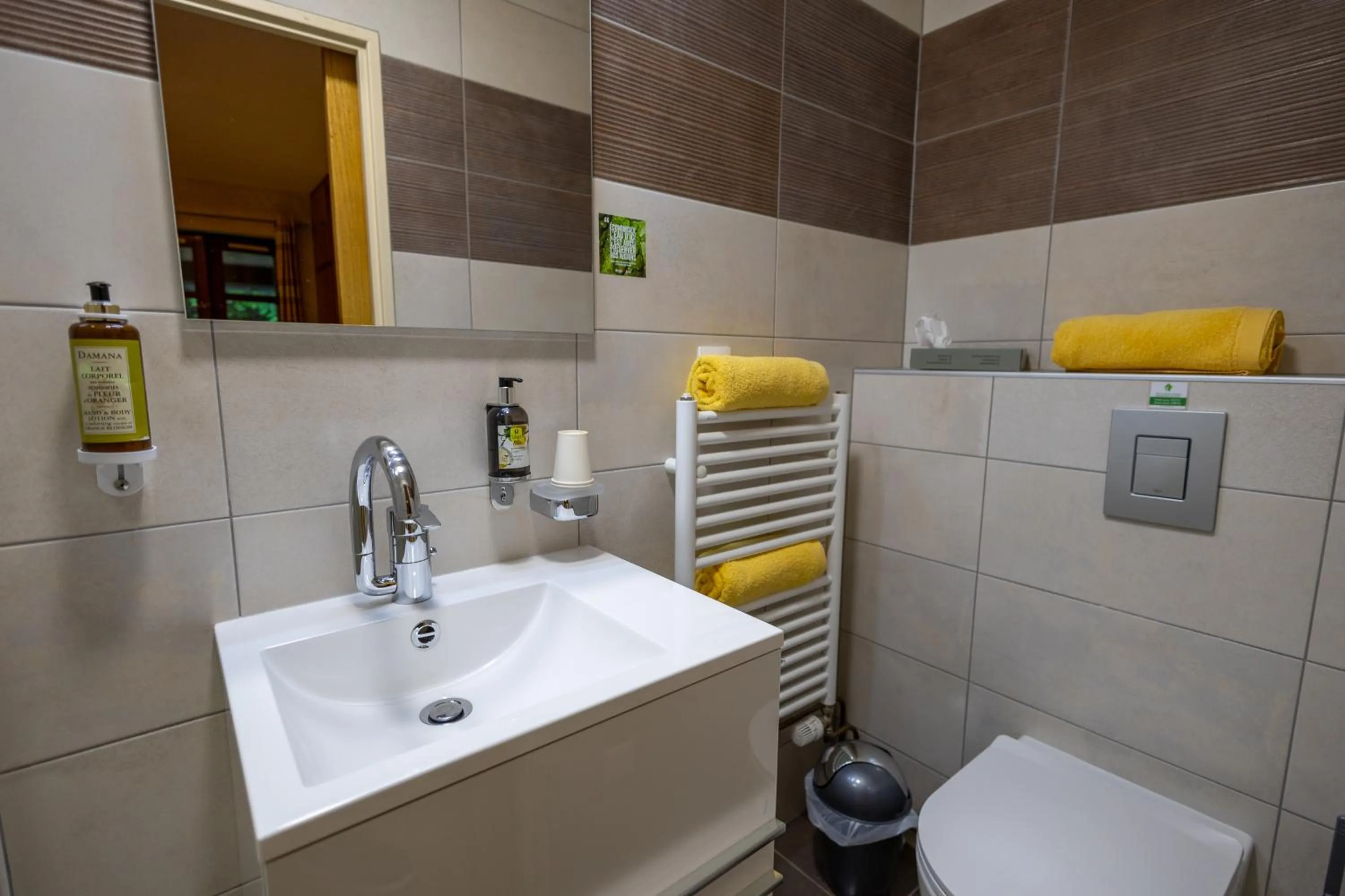 Bathroom in Le Bouton d'Or