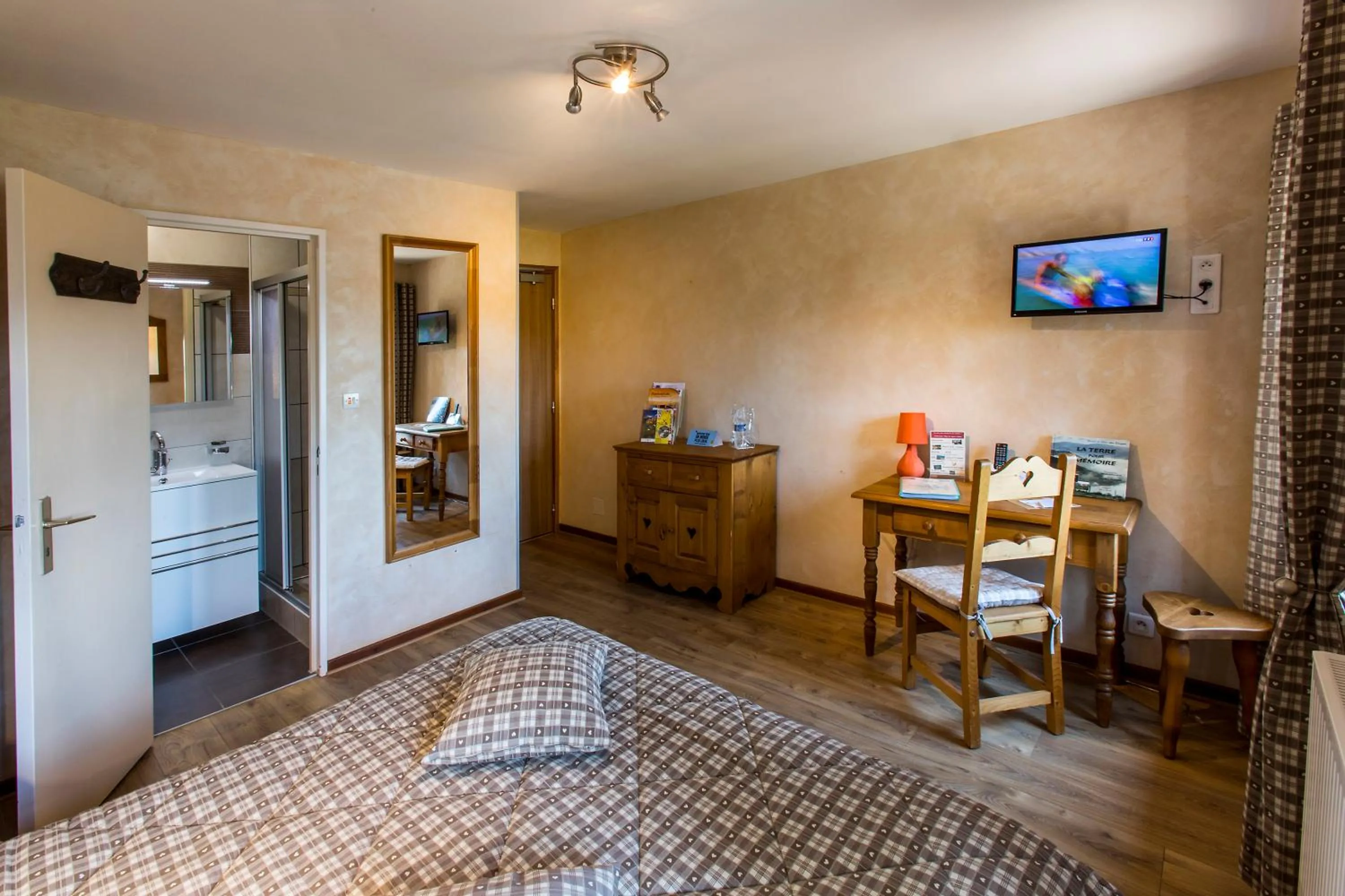 Bedroom, Bed in Le Bouton d'Or