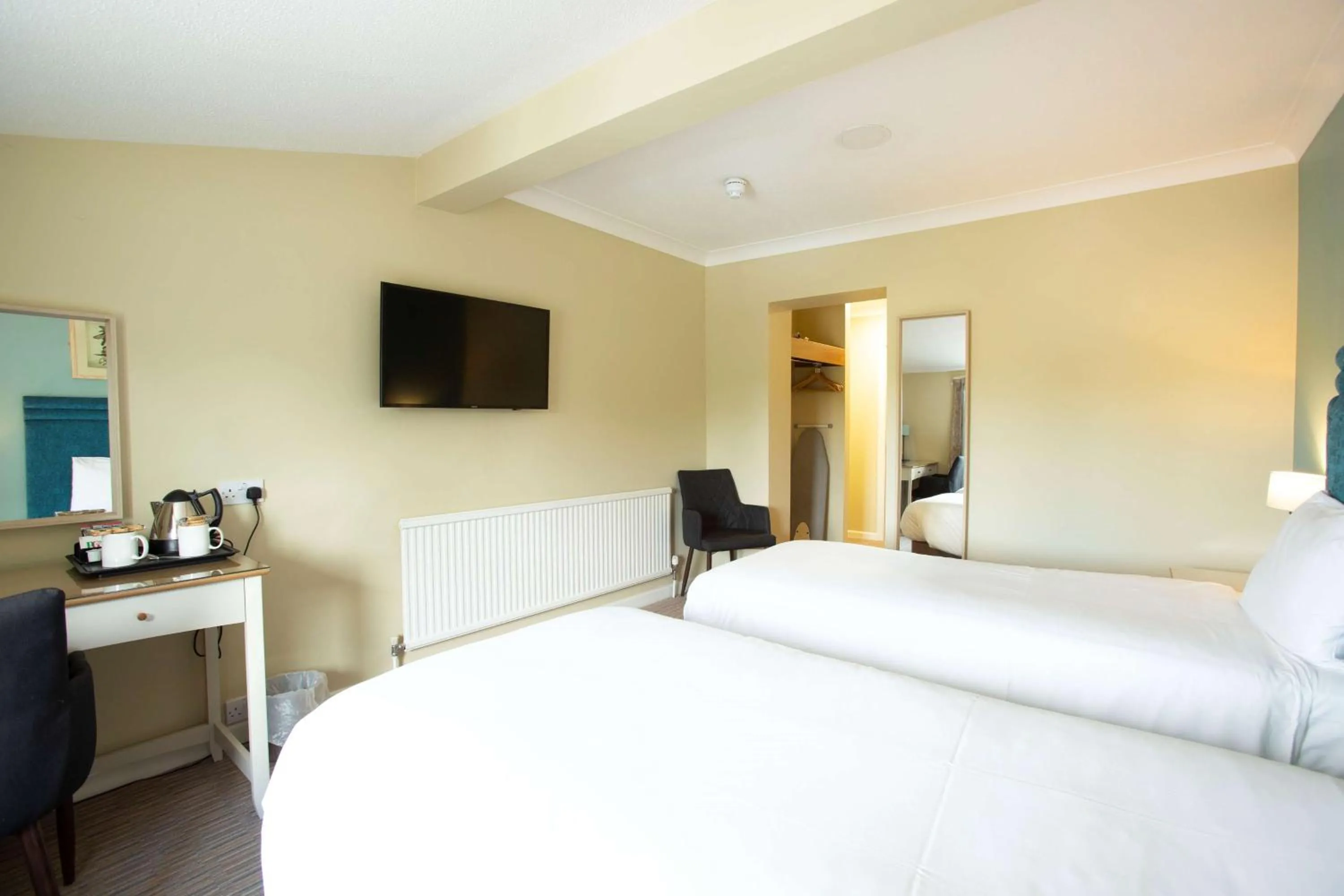 Photo of the whole room, Bed in The Bridge House; BW Signature Collection