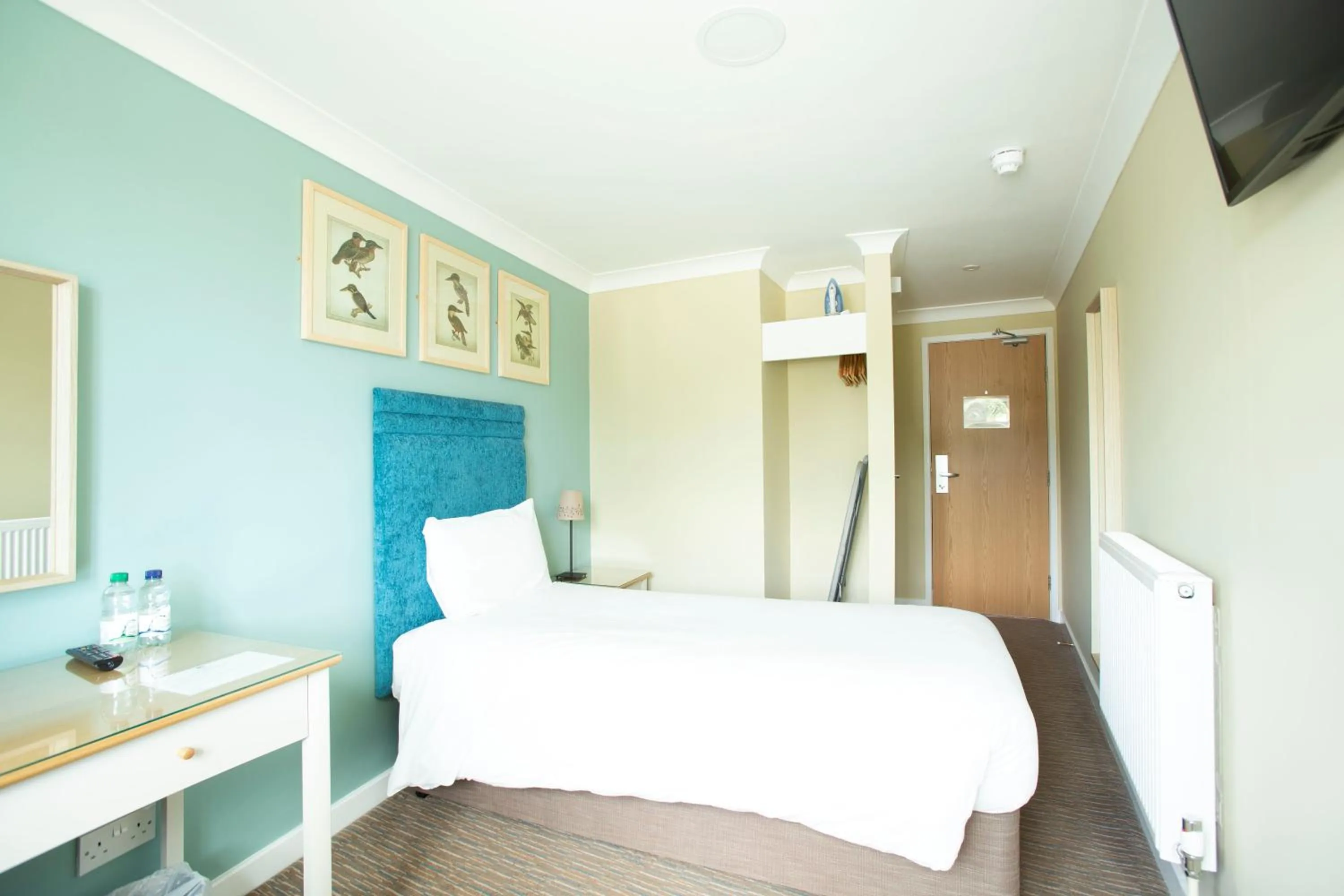 Photo of the whole room, Bed in The Bridge House; BW Signature Collection