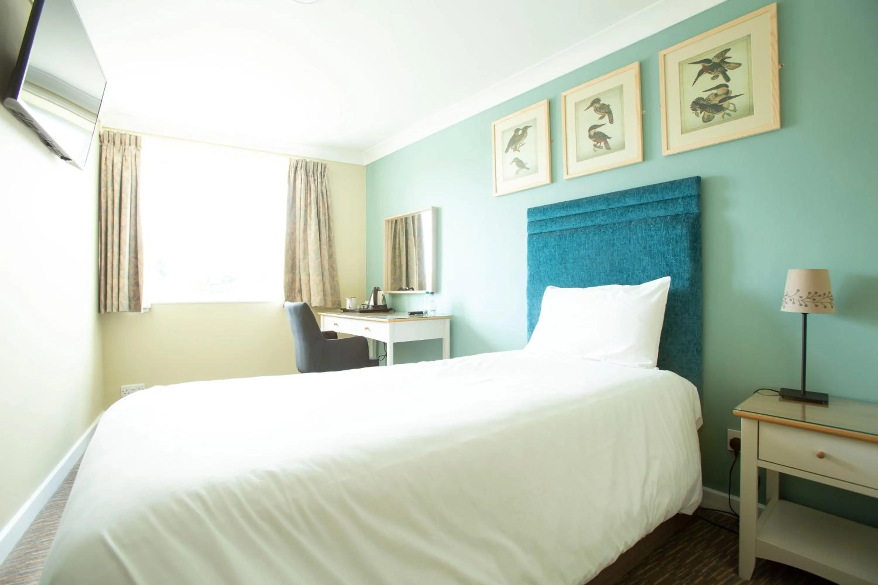 Photo of the whole room, Bed in The Bridge House; BW Signature Collection