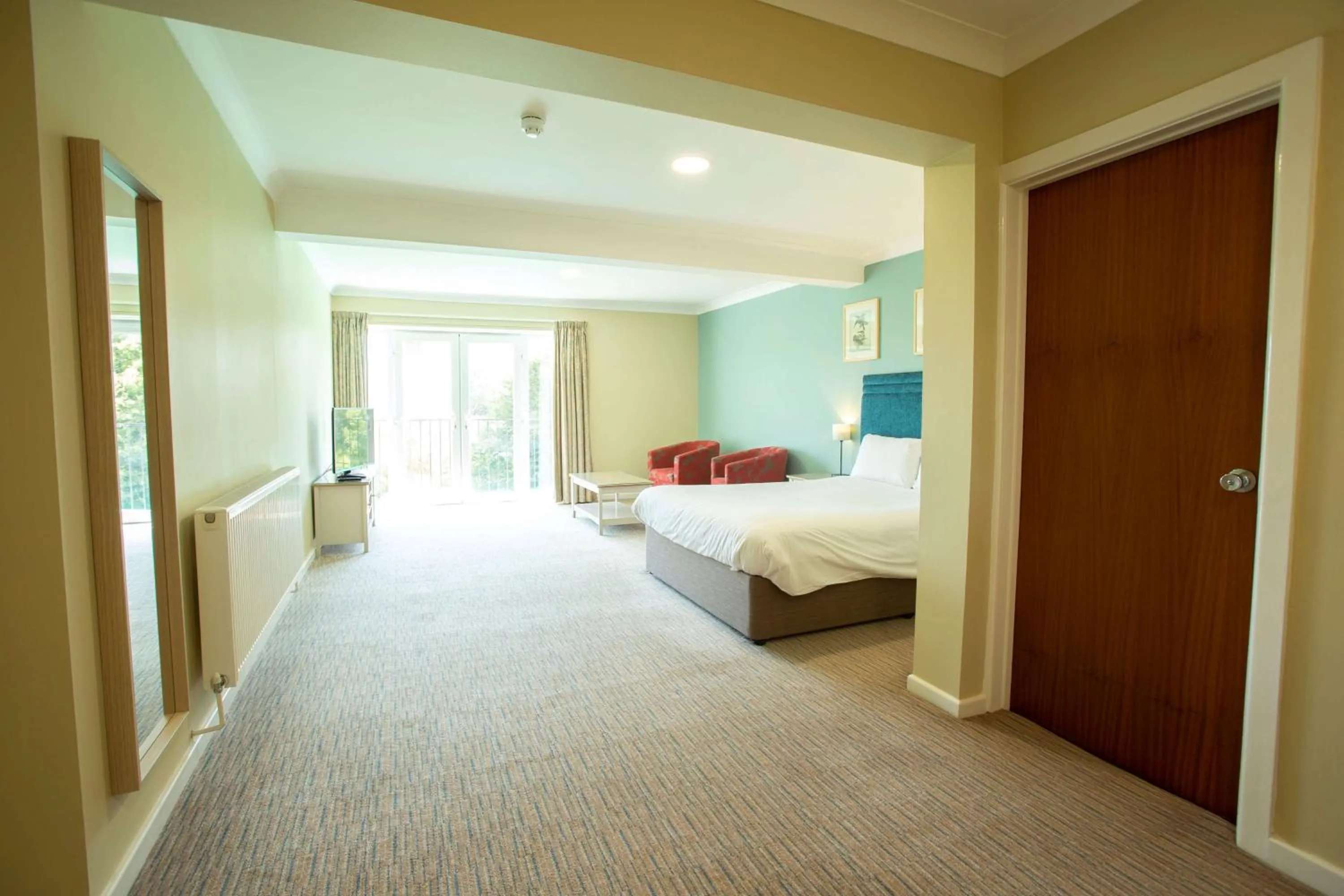 Photo of the whole room, Bed in The Bridge House; BW Signature Collection