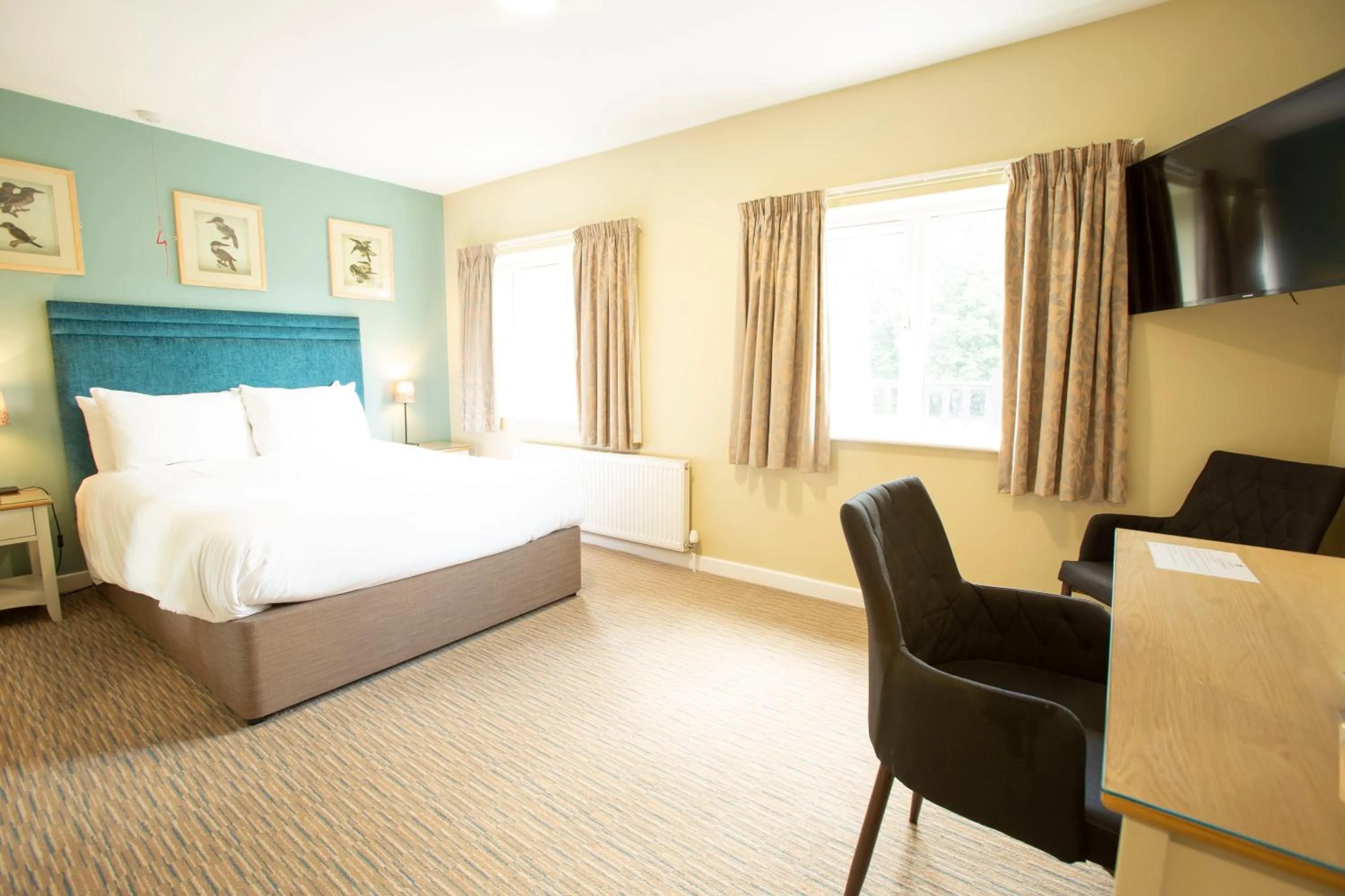 Photo of the whole room, Bed in The Bridge House; BW Signature Collection