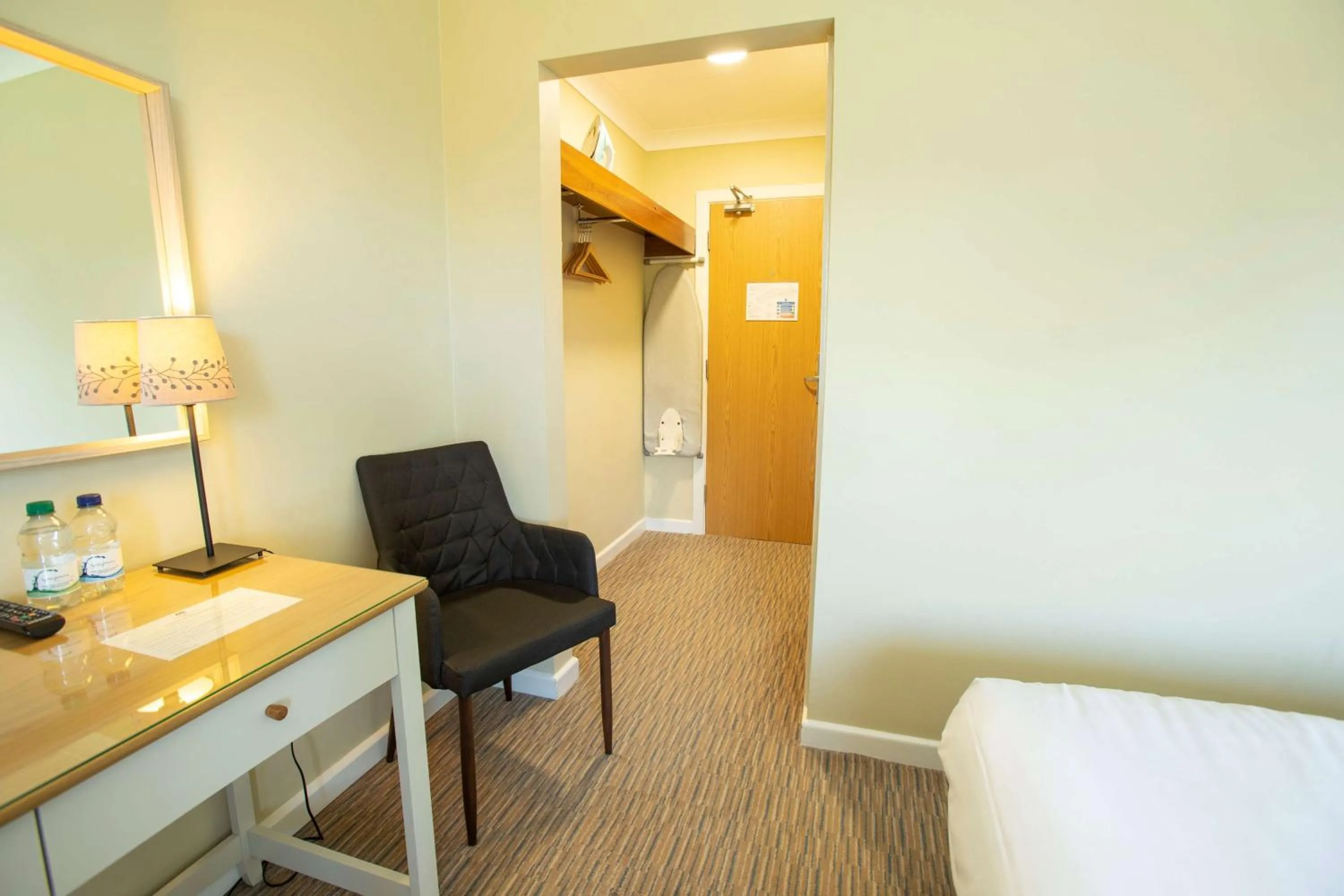 Photo of the whole room, Bed in The Bridge House; BW Signature Collection