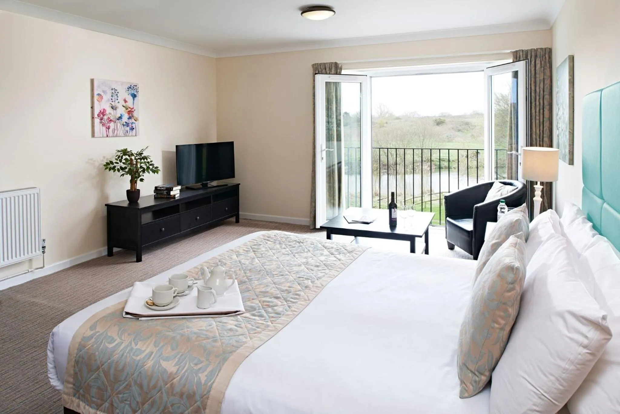 TV and multimedia, Bed in The Bridge House; BW Signature Collection