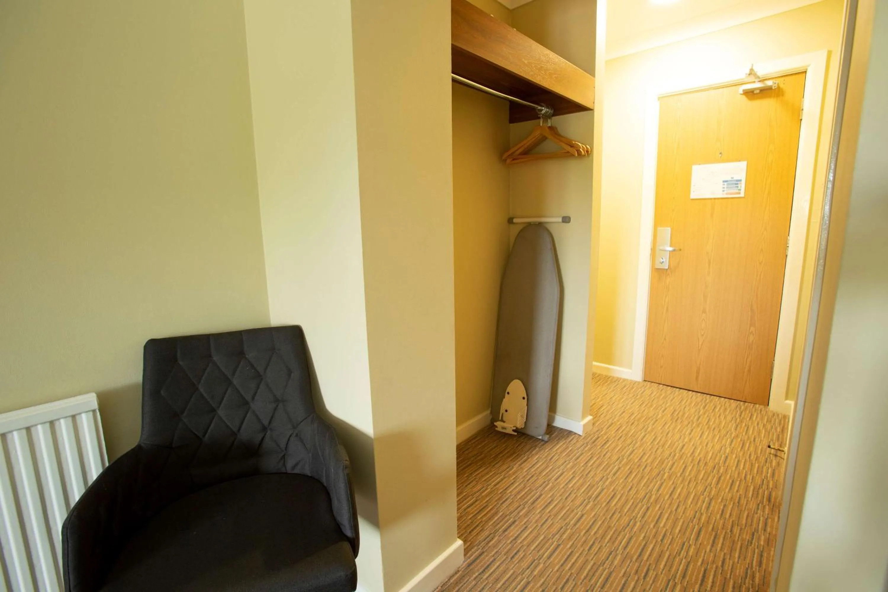 Photo of the whole room in The Bridge House; BW Signature Collection