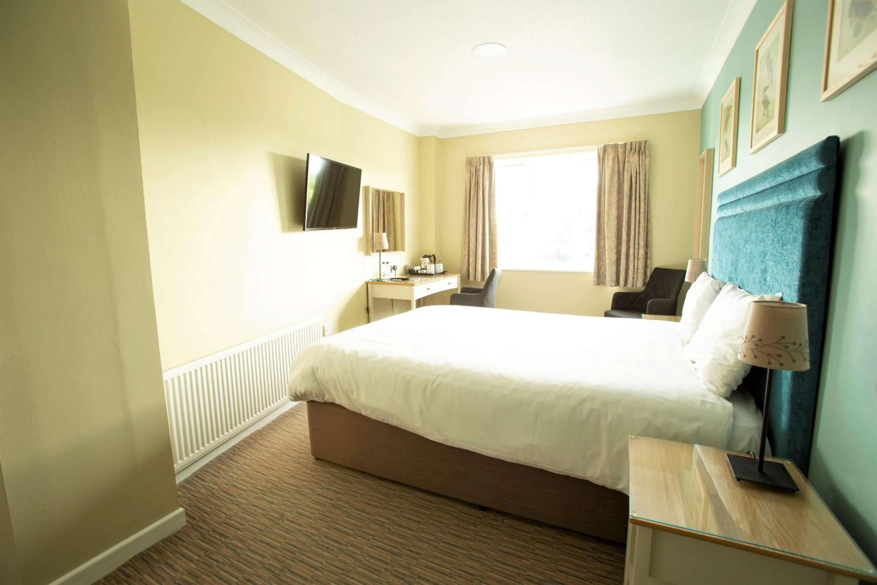 Photo of the whole room, Bed in The Bridge House; BW Signature Collection