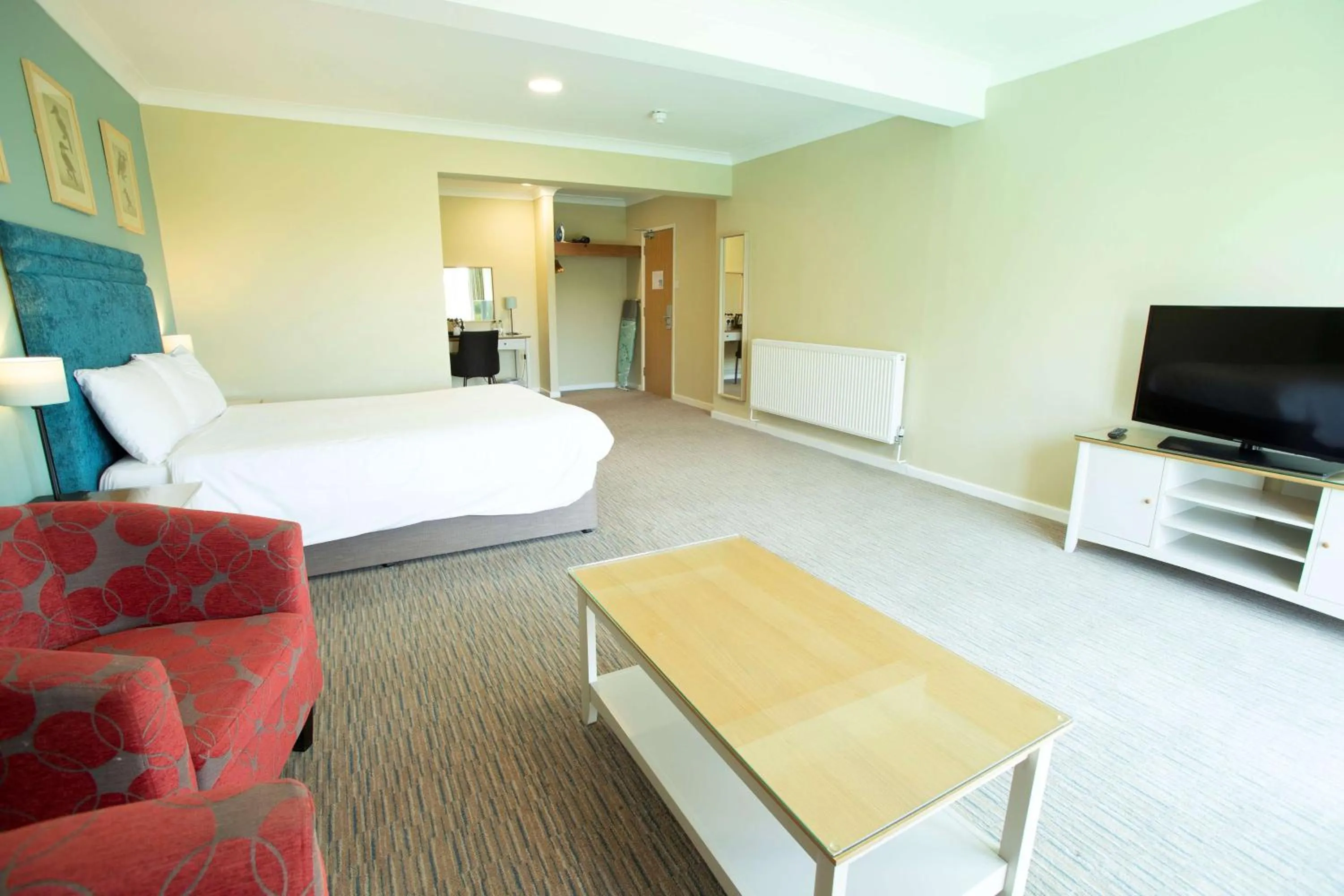 Photo of the whole room, Bed in The Bridge House; BW Signature Collection