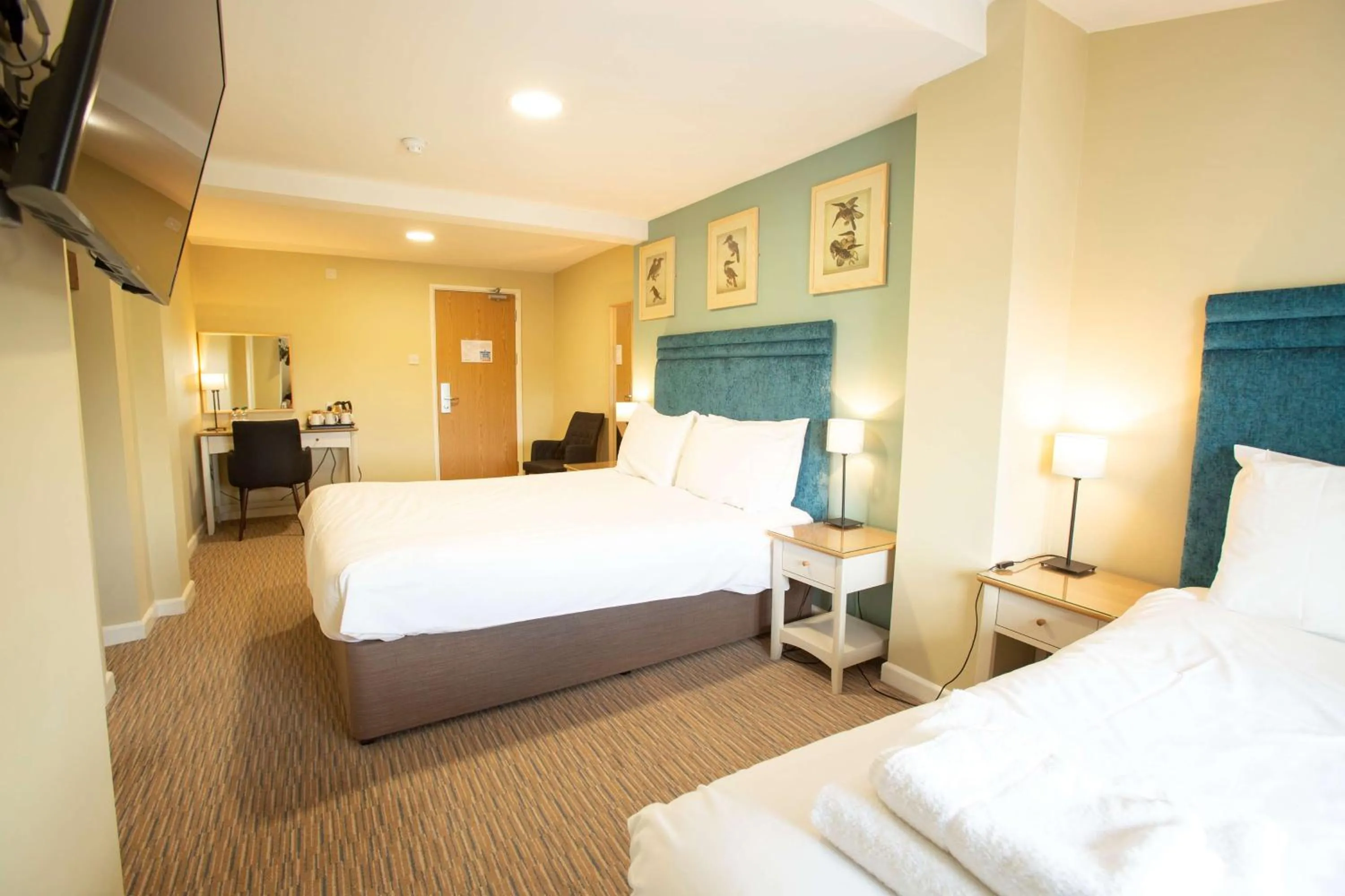 Photo of the whole room, Bed in The Bridge House; BW Signature Collection