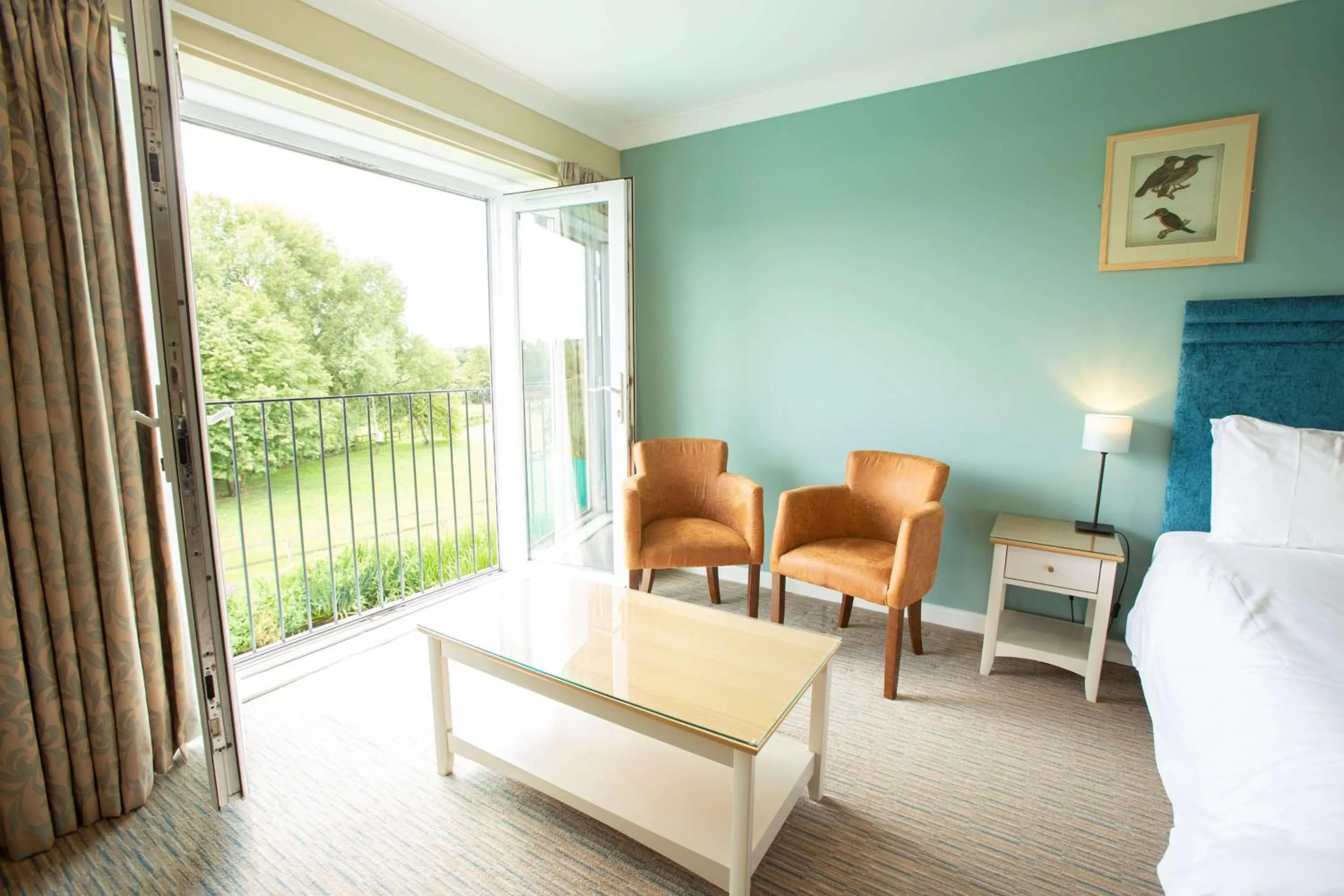 Photo of the whole room, Bed in The Bridge House; BW Signature Collection