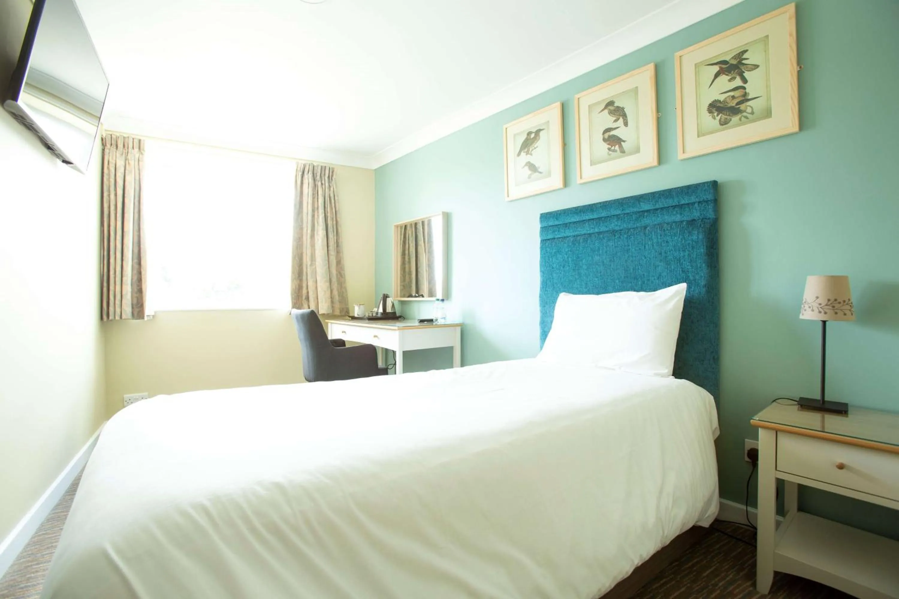 Photo of the whole room, Bed in The Bridge House; BW Signature Collection