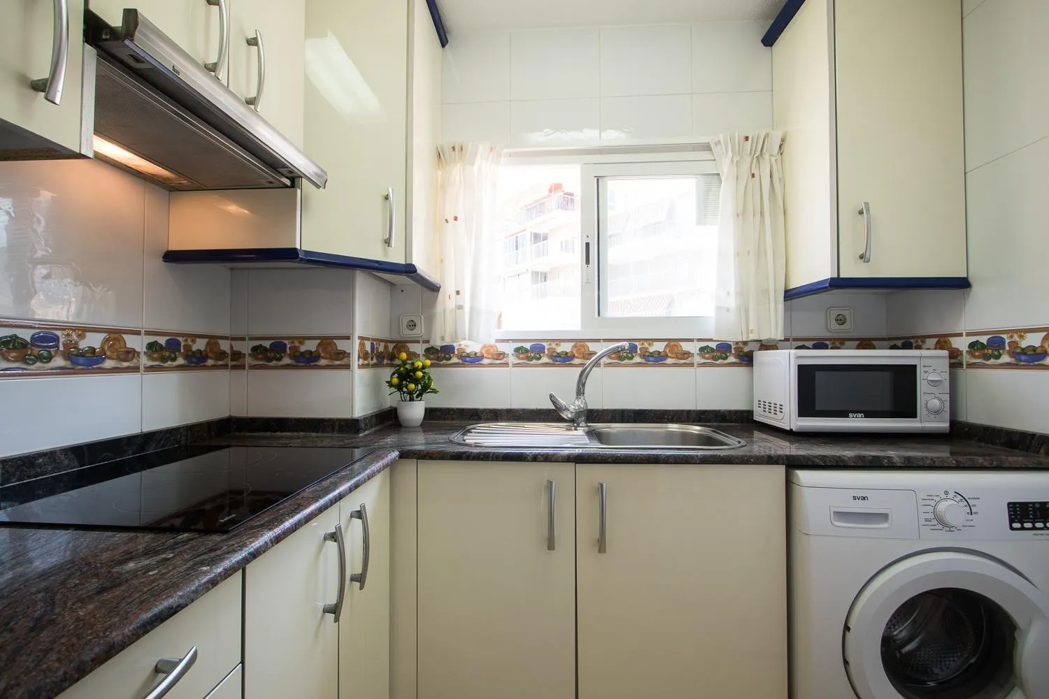 Kitchen or kitchenette in Apartamentos Las Carabelas