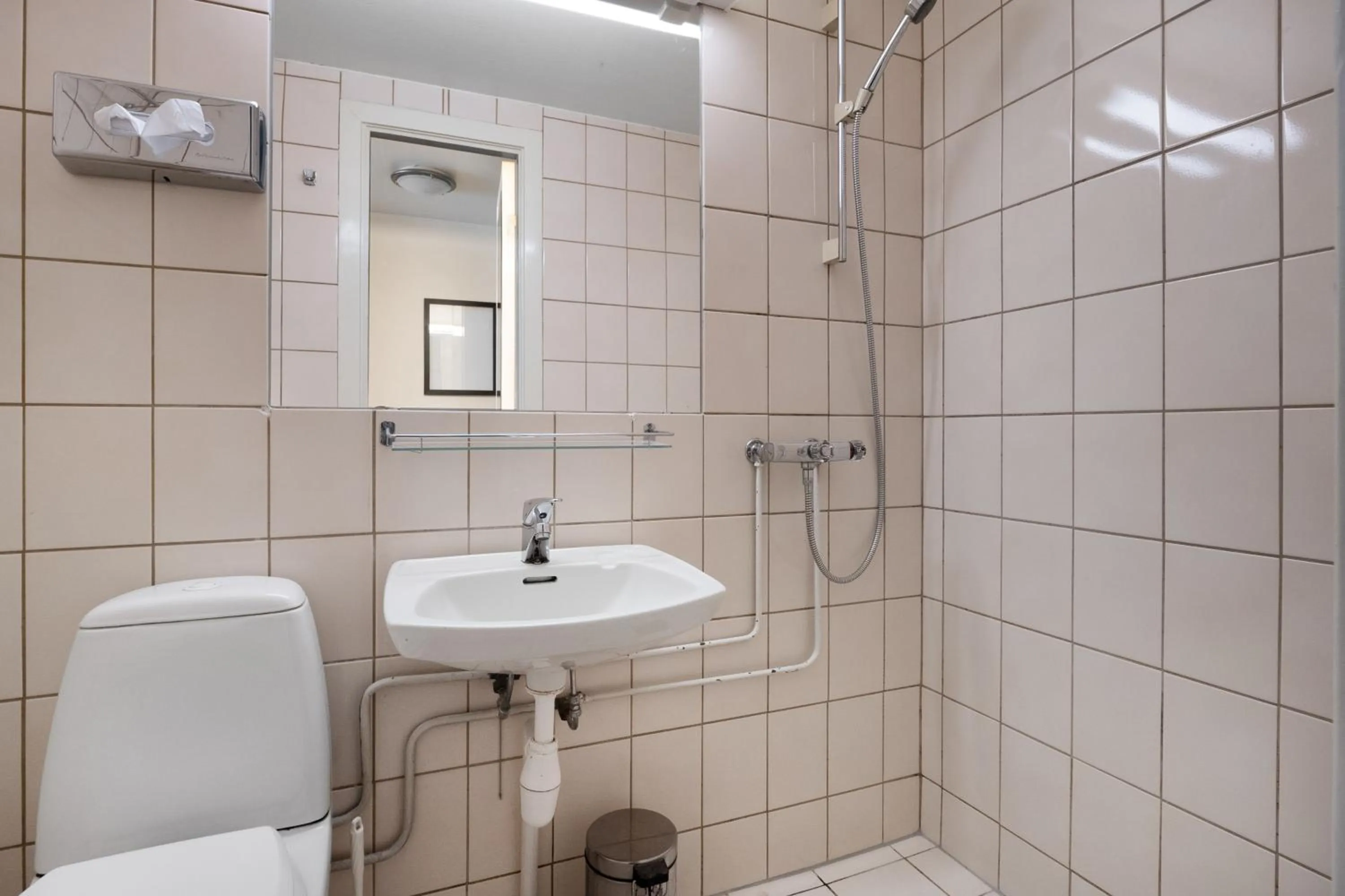 Shower in Frichs Hotel Hamar