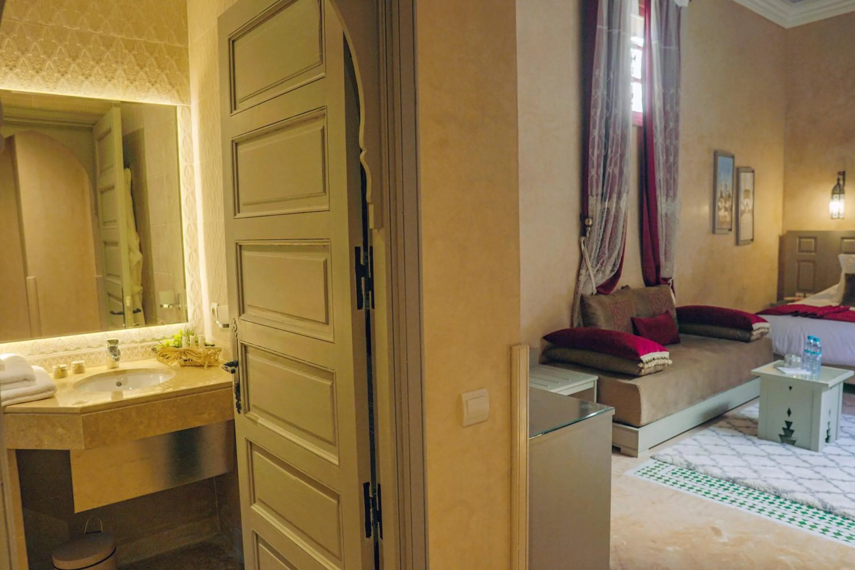 Shower in Riad Zidania