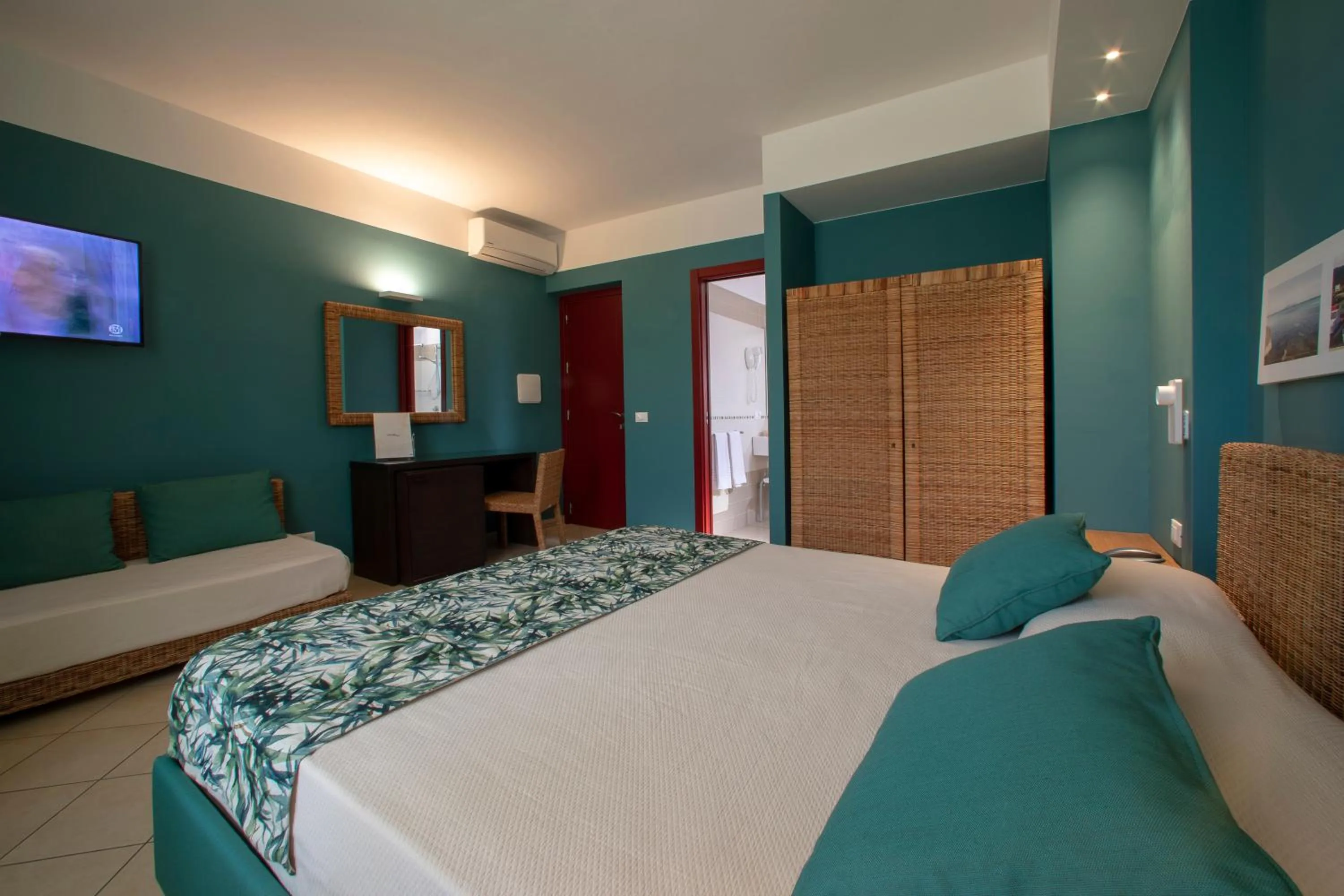 Photo of the whole room, Bed in Insula Hotel