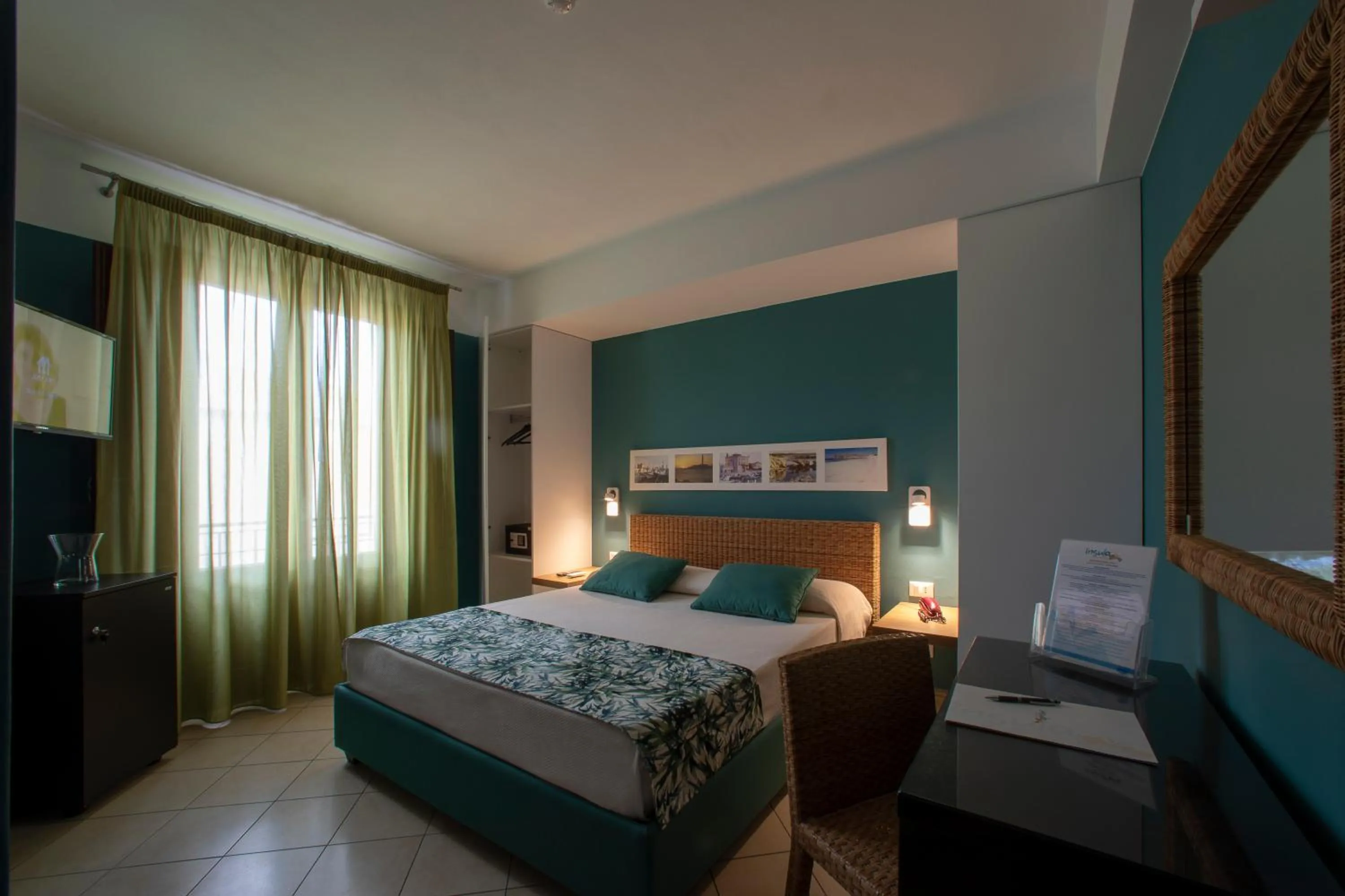 Photo of the whole room, Bed in Insula Hotel