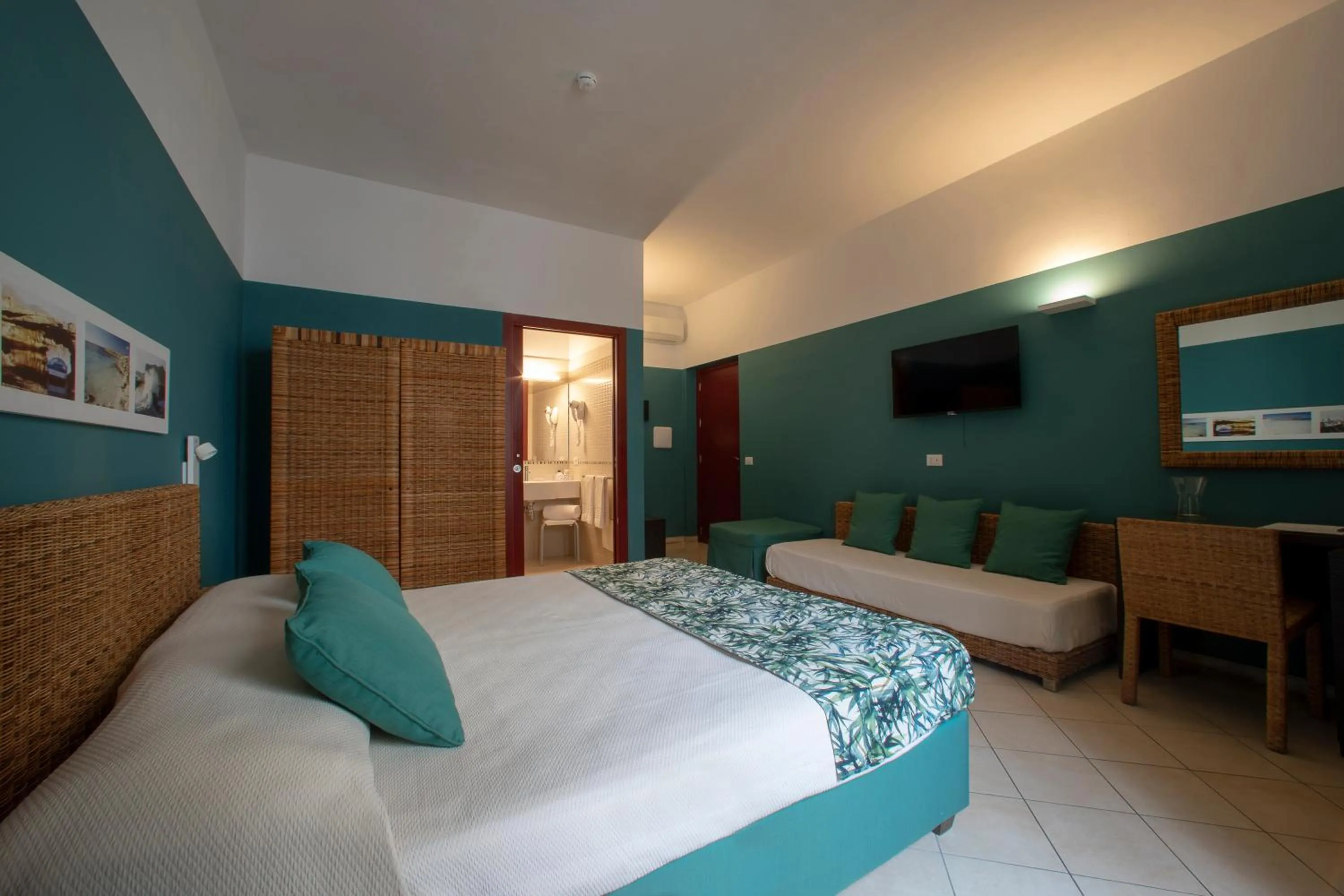 Photo of the whole room, Bed in Insula Hotel