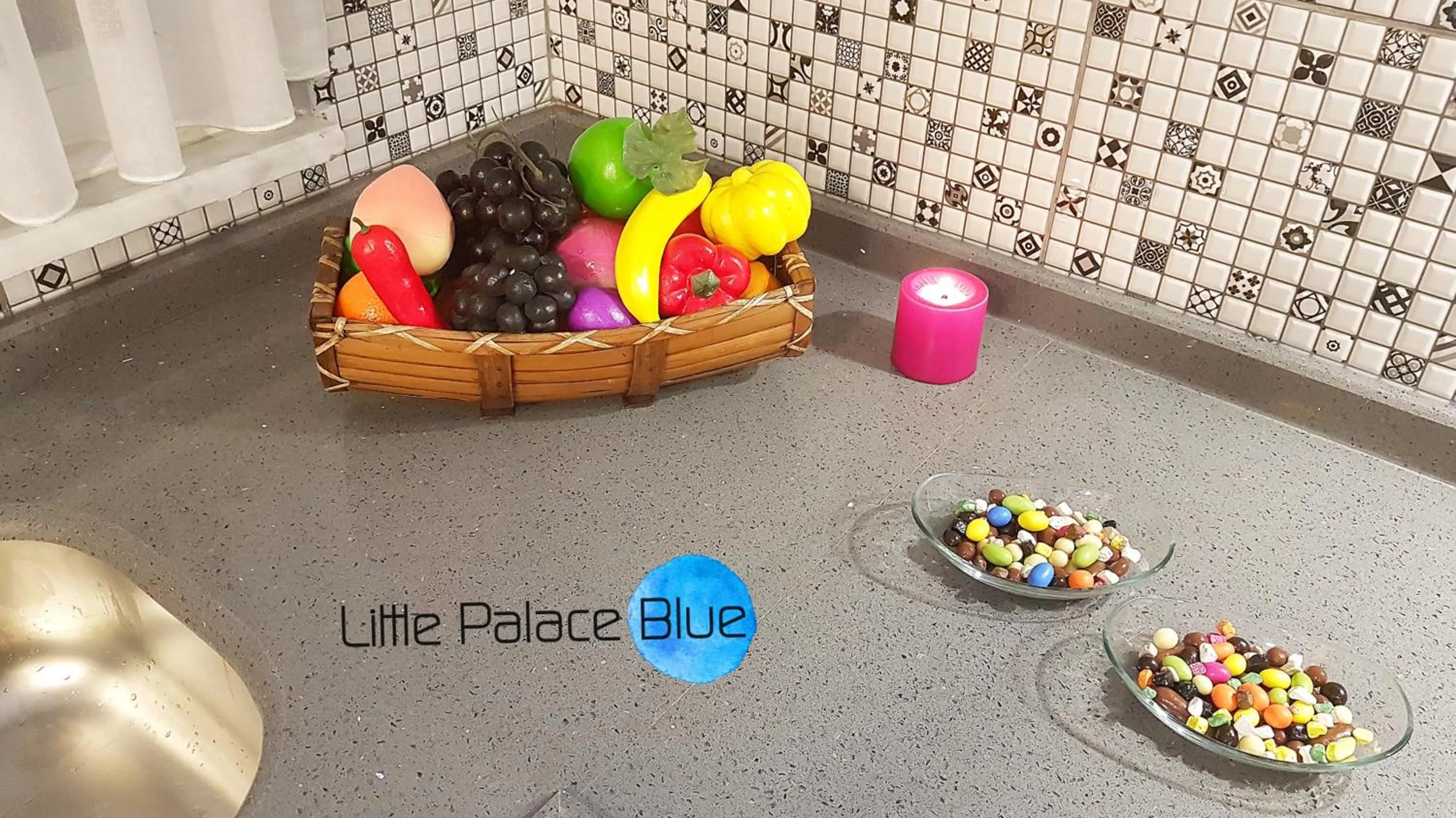 Food and drinks in Little Palace Blue Apartment