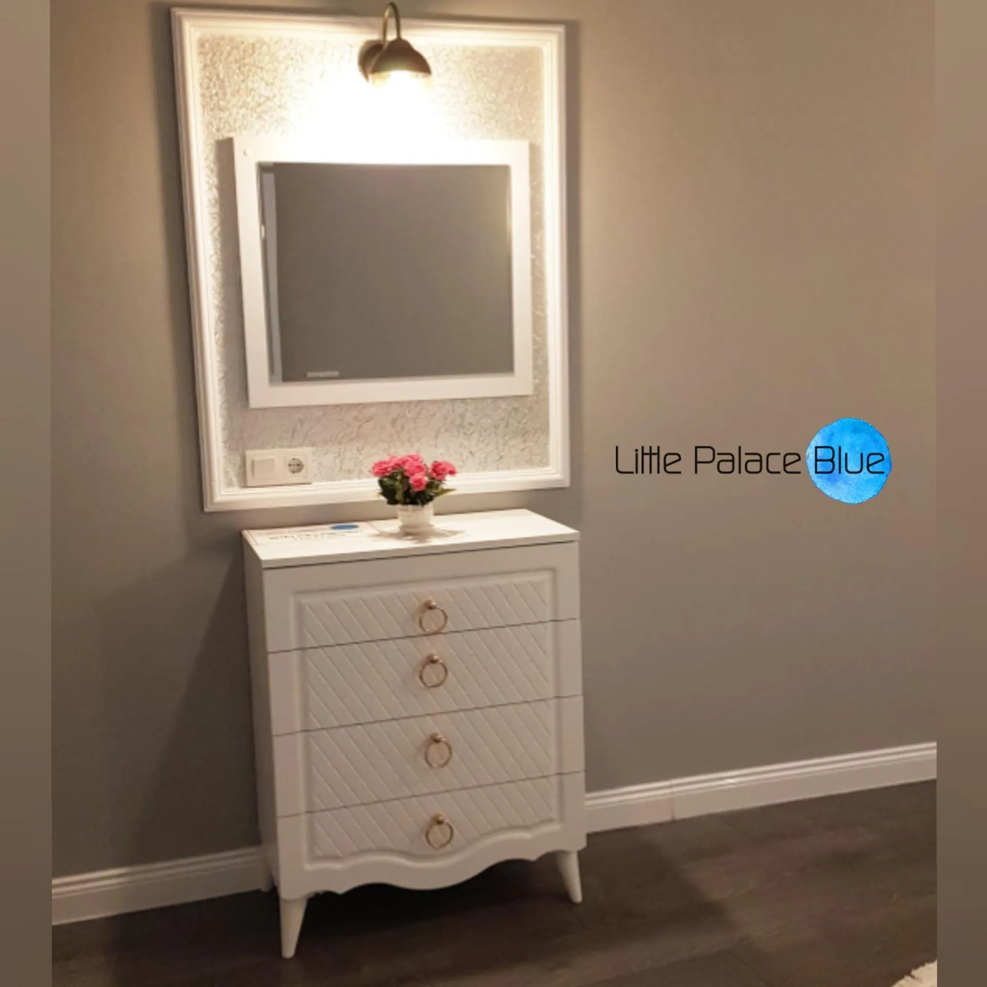 Communal lounge/ TV room in Little Palace Blue Apartment