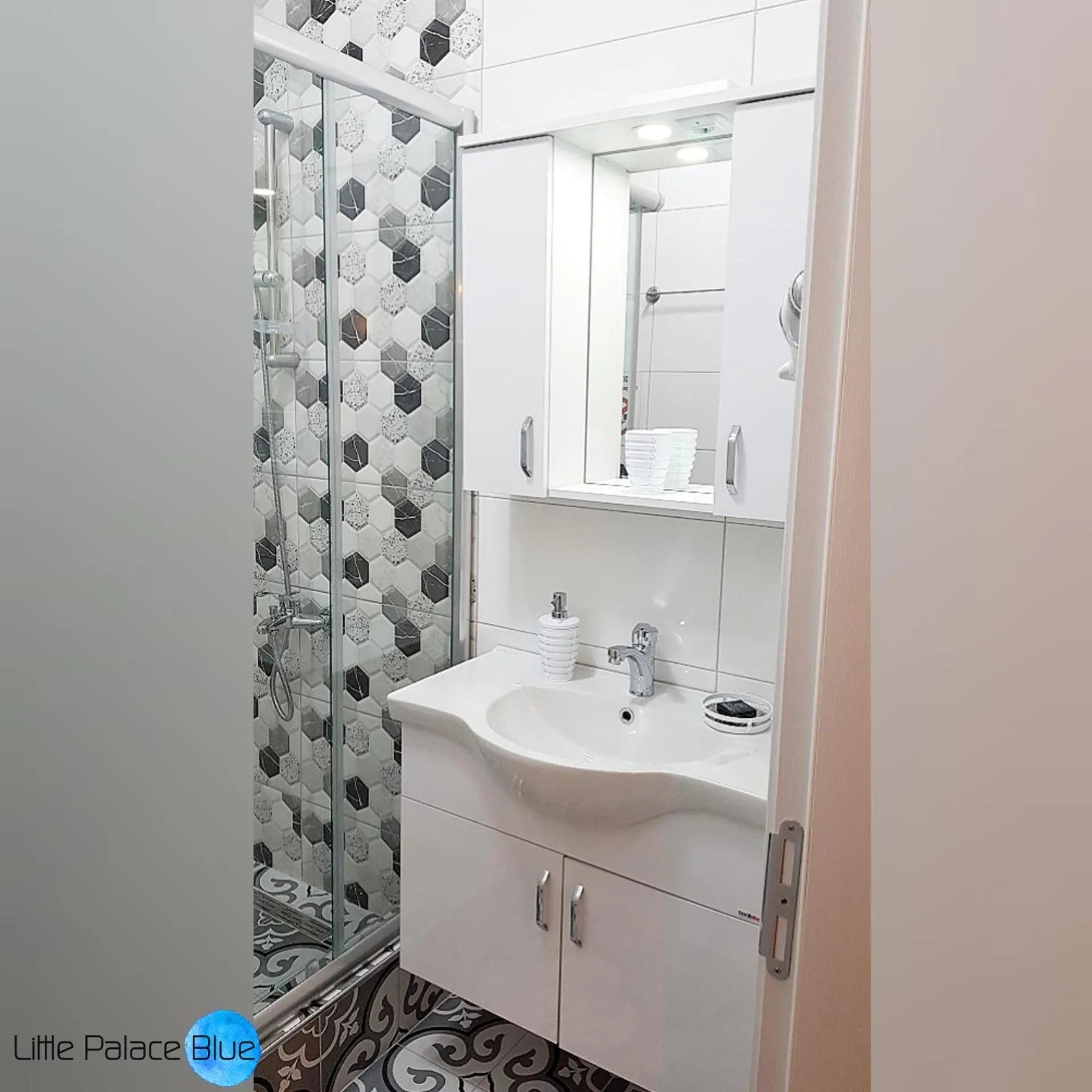 Bathroom in Little Palace Blue Apartment