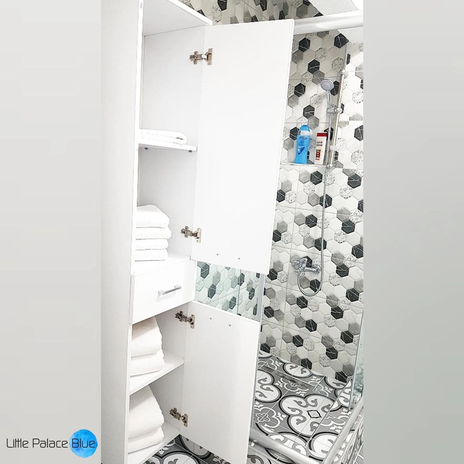 Bathroom in Little Palace Blue Apartment