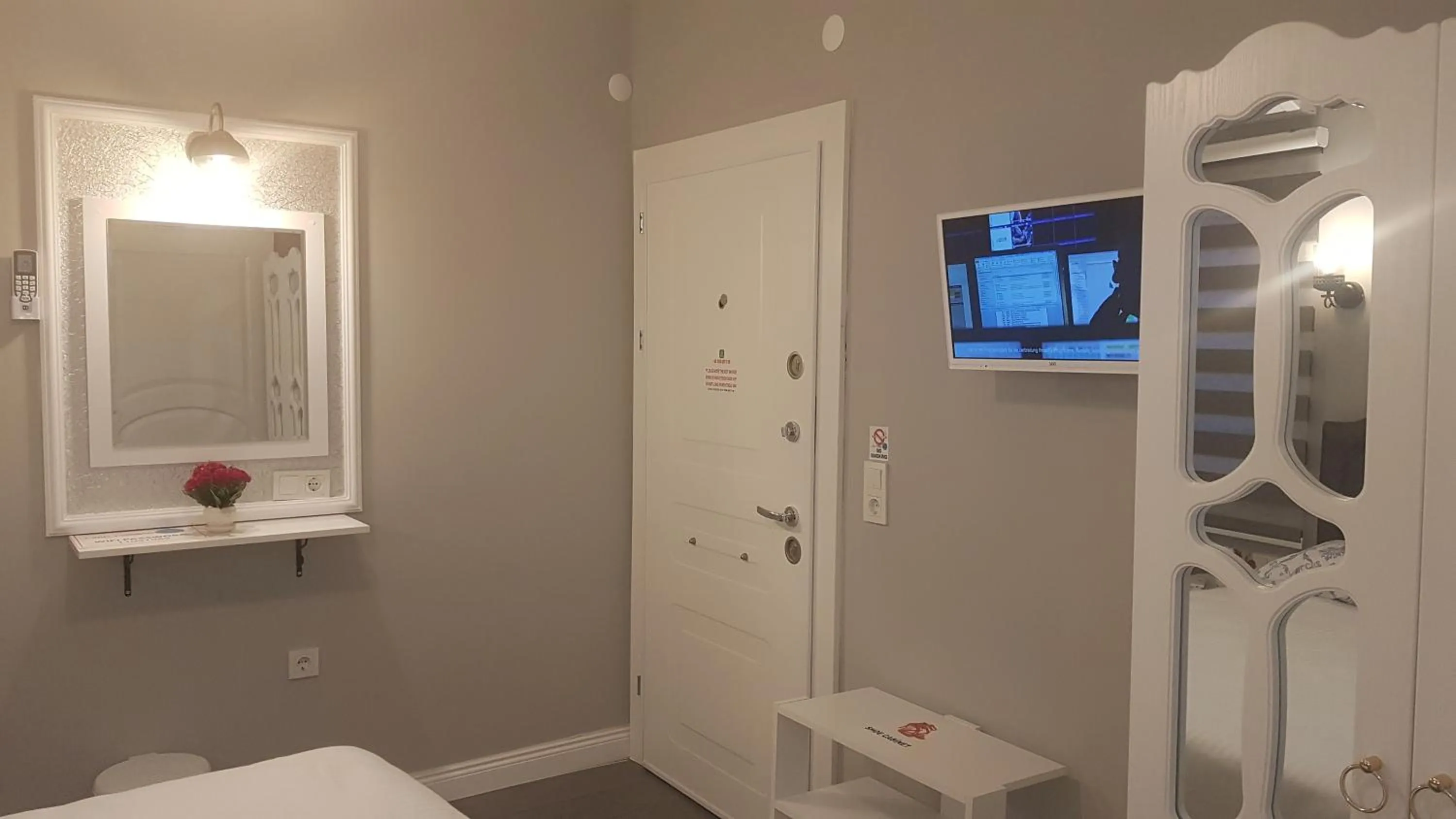 Communal lounge/ TV room in Little Palace Blue Apartment