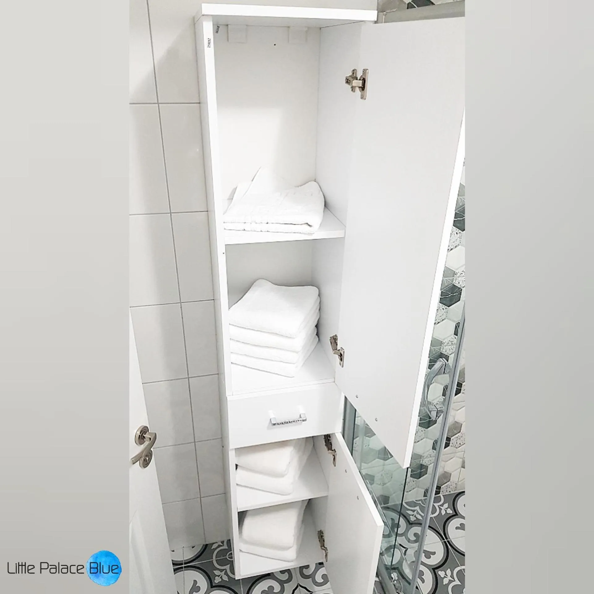 Bathroom, Bed in Little Palace Blue Apartment