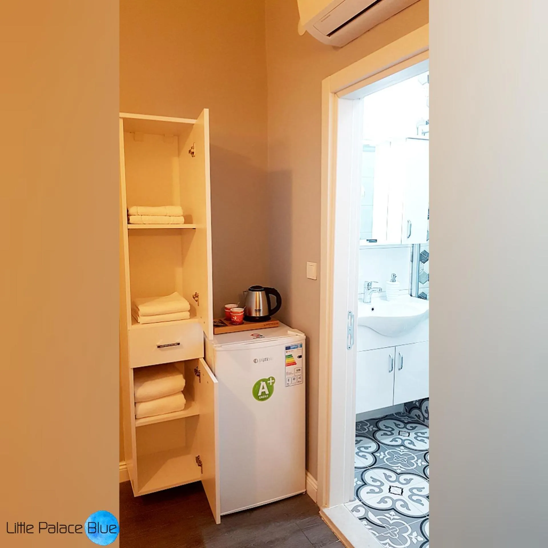 Communal lounge/ TV room in Little Palace Blue Apartment