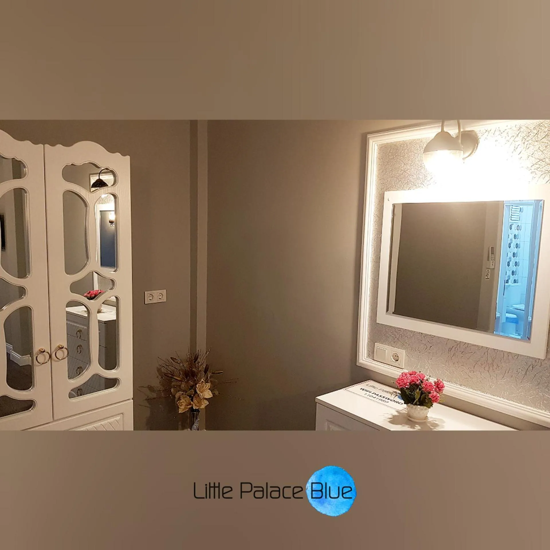 Communal lounge/ TV room in Little Palace Blue Apartment