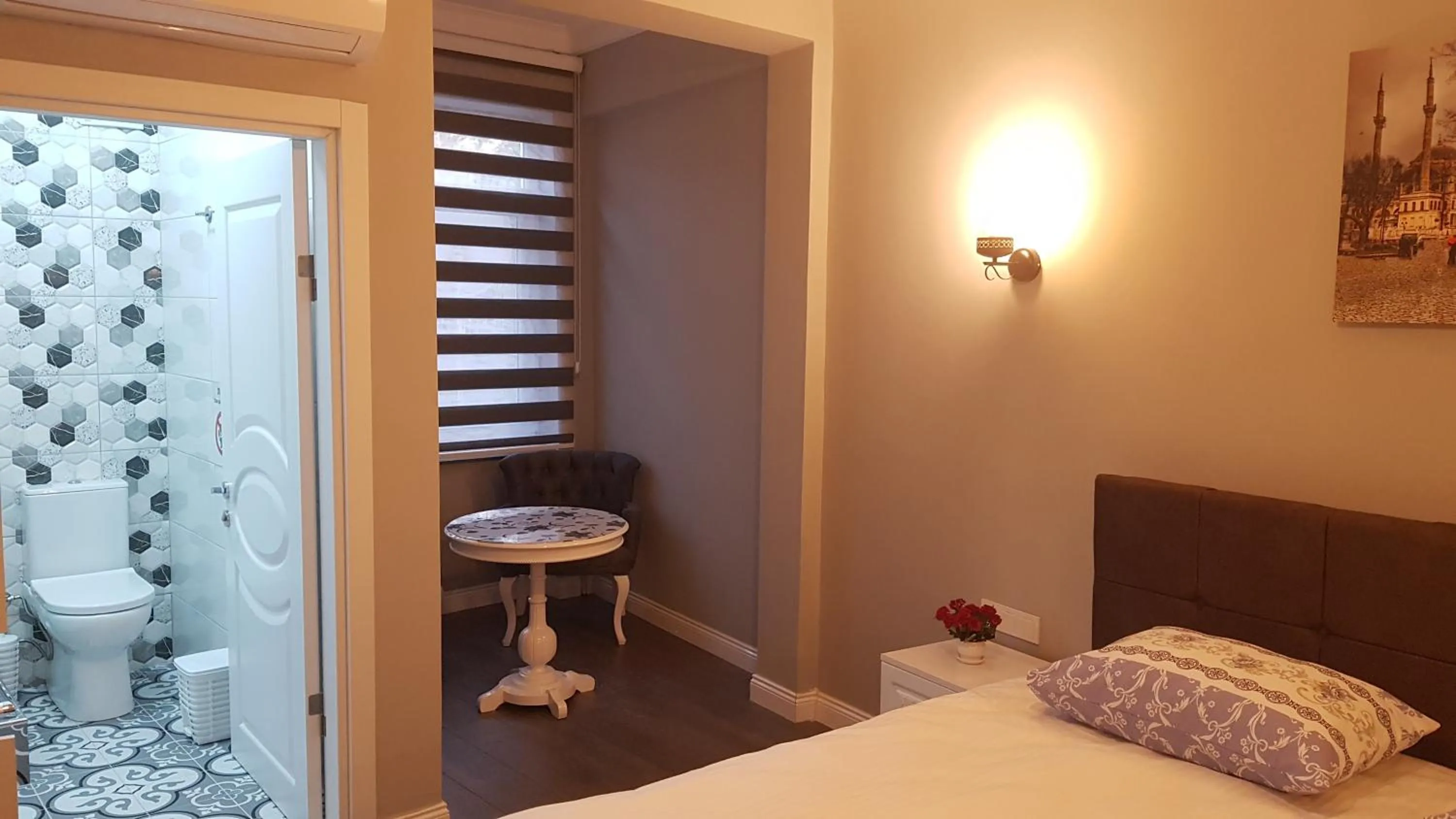 Communal lounge/ TV room, Bed in Little Palace Blue Apartment