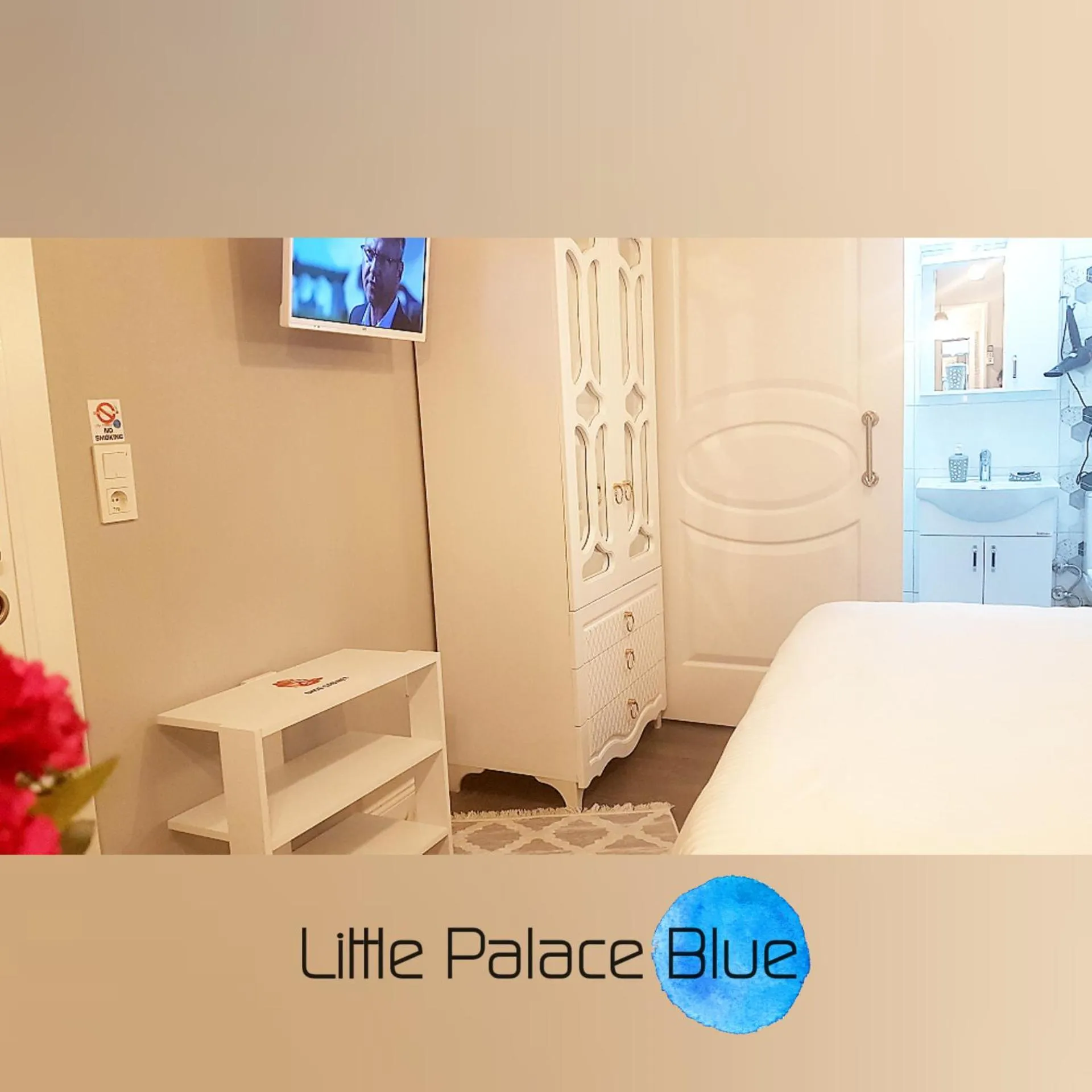 Communal lounge/ TV room, Bed in Little Palace Blue Apartment