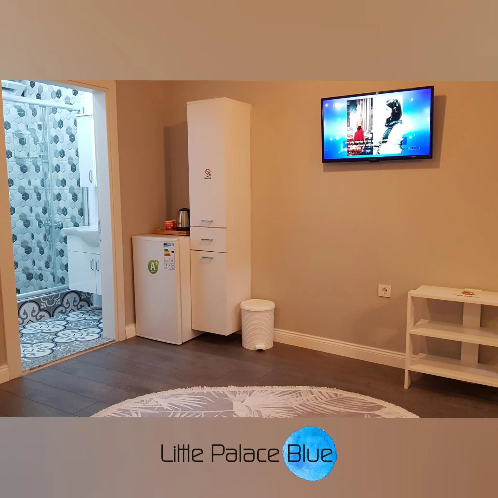 Communal lounge/ TV room in Little Palace Blue Apartment