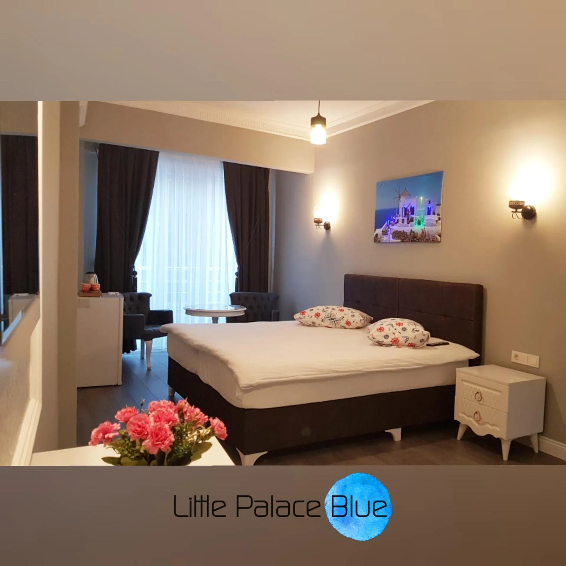 Photo of the whole room, Bed in Little Palace Blue Apartment