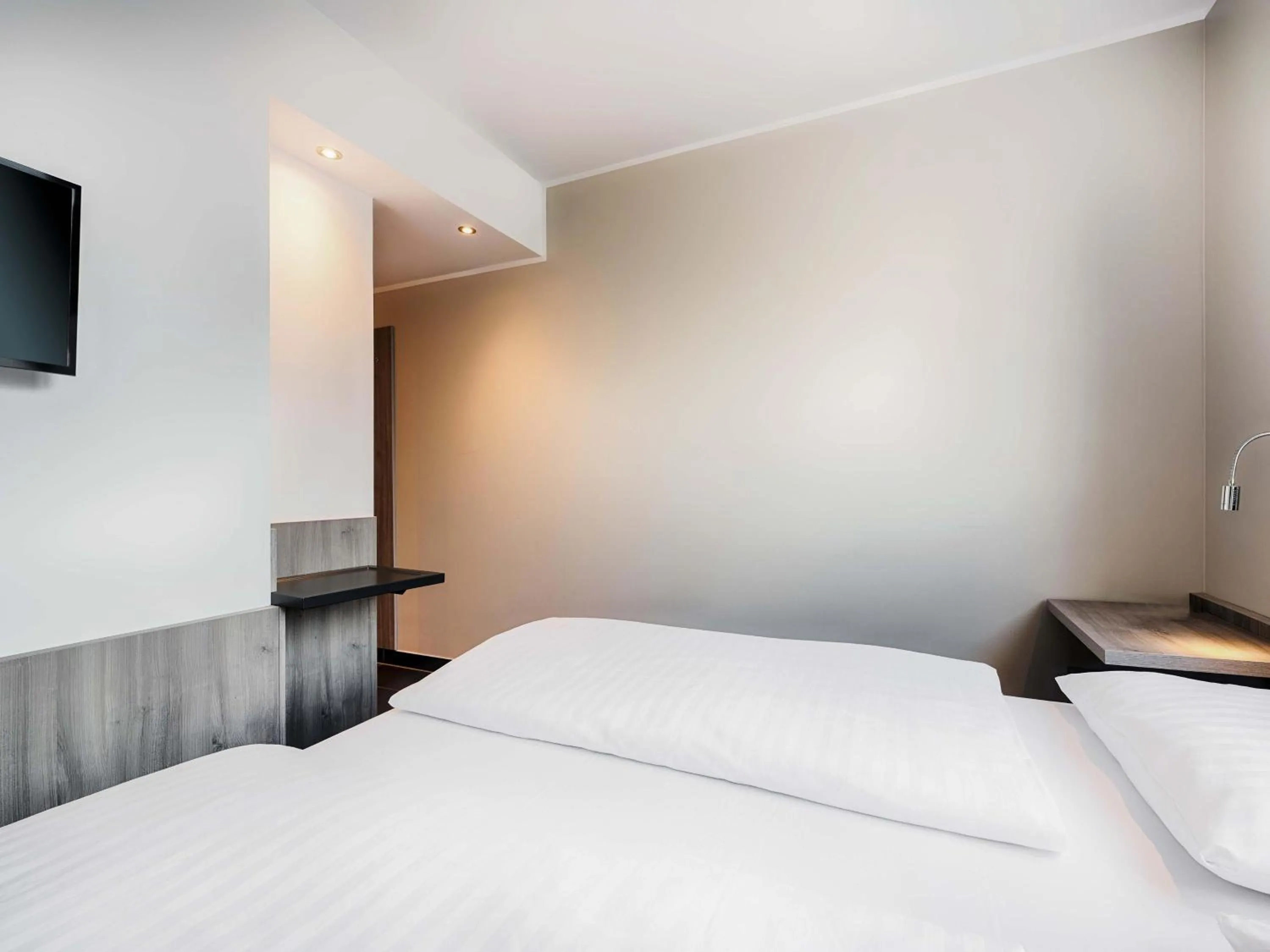 Photo of the whole room, Bed in B&B Hotel Nürnberg-Plärrer