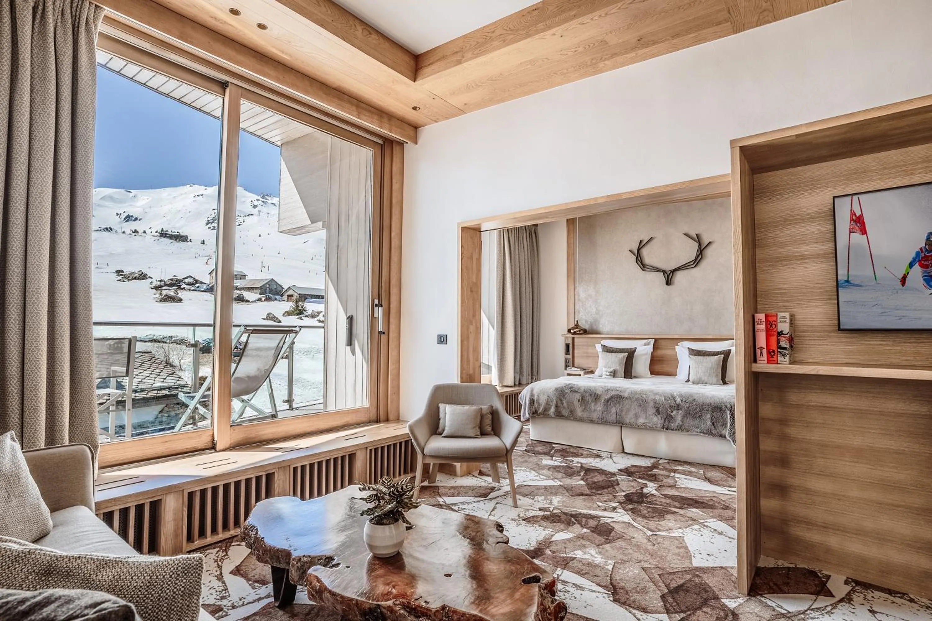 Living room, Bed in Hotel Annapurna