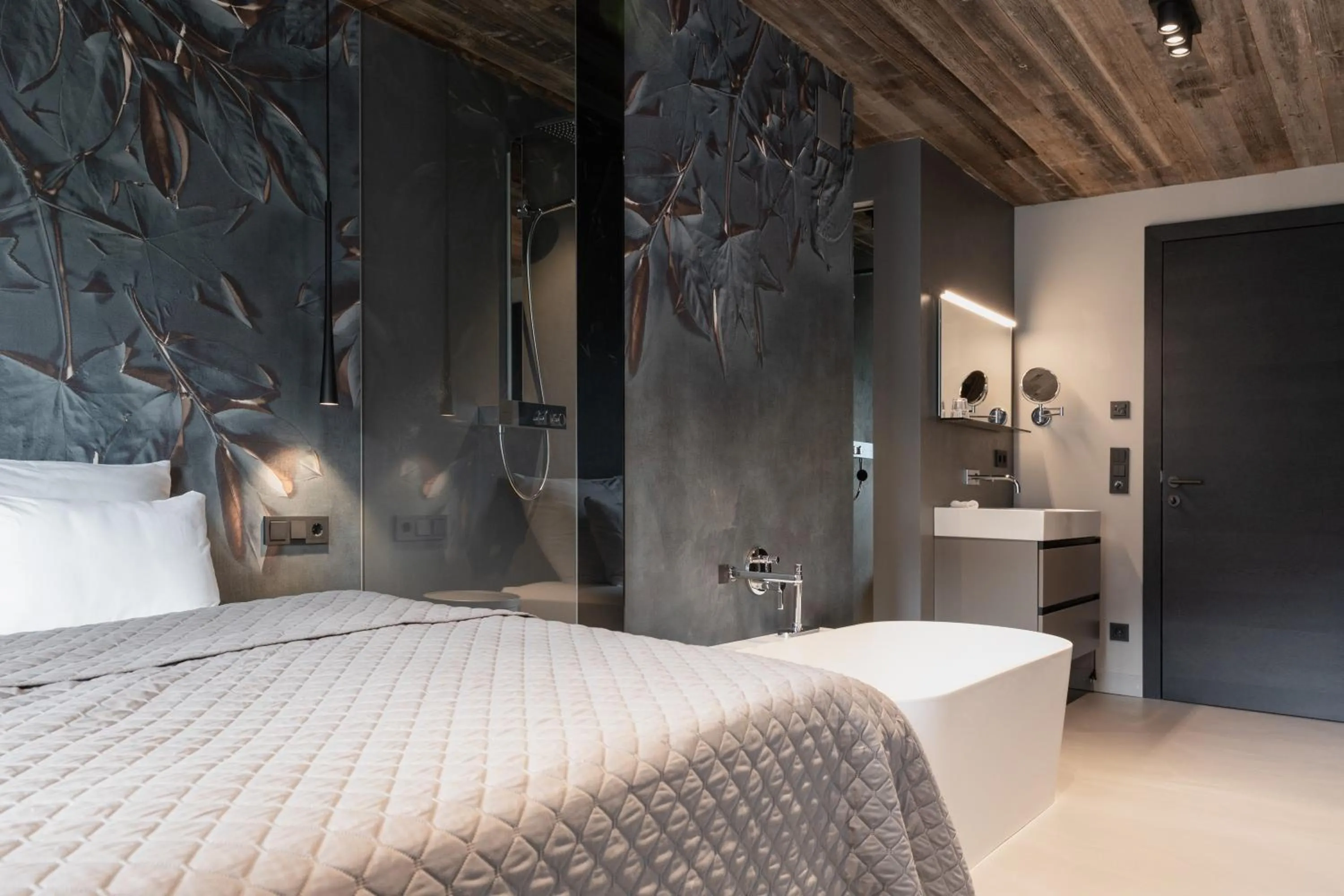 Bathroom, Bed in GOING TRIPLE A apartments WEST