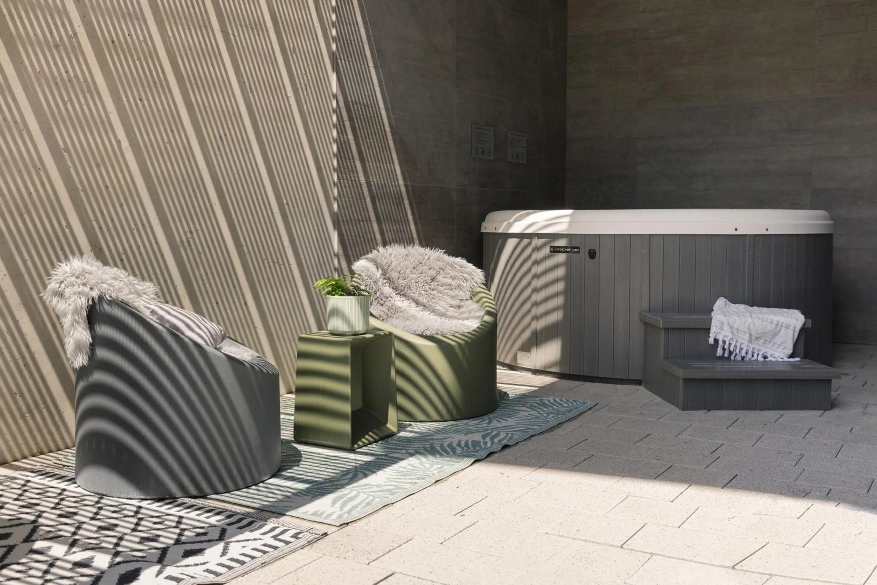 Hot Tub in GOING TRIPLE A apartments WEST