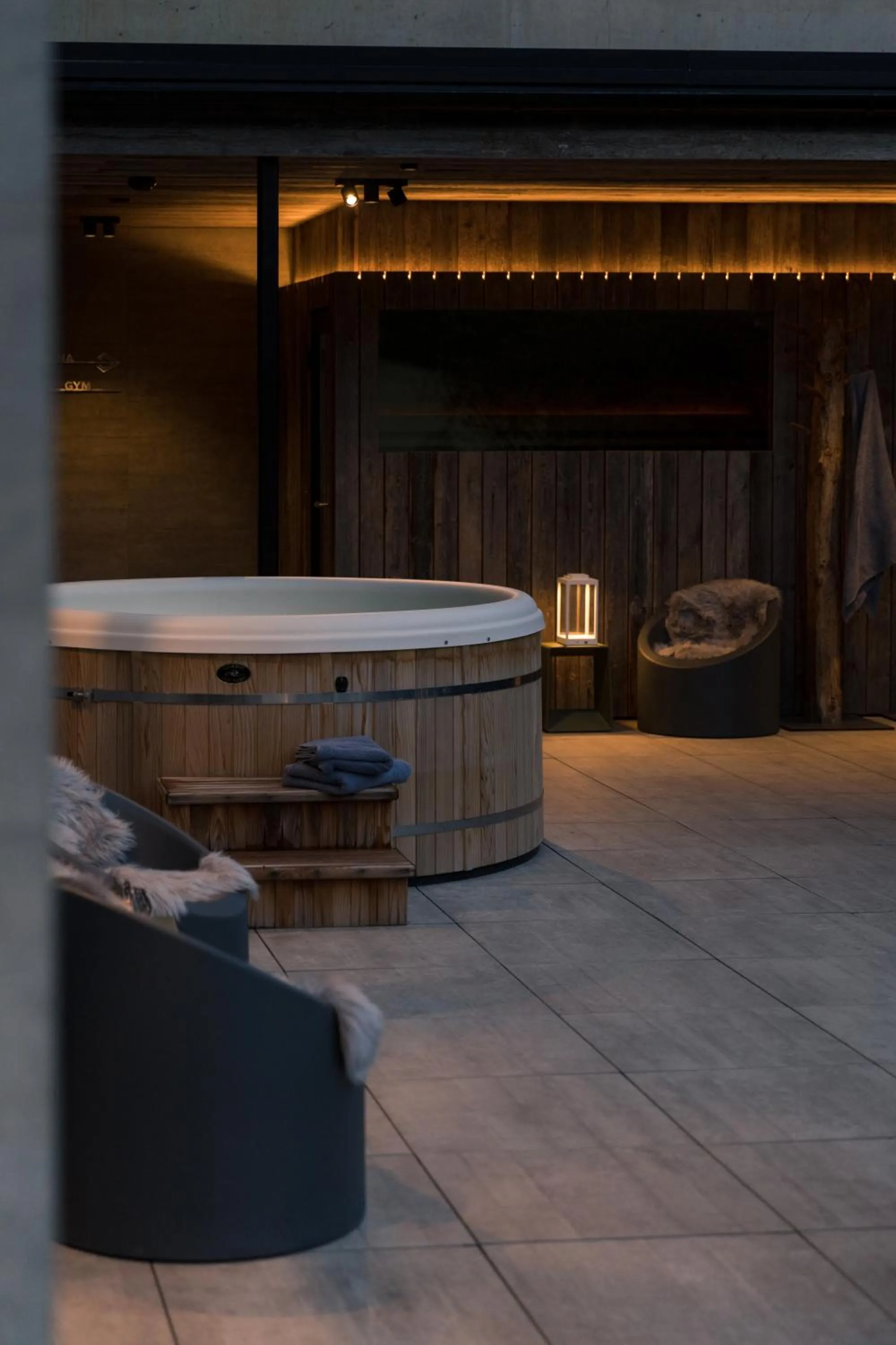 Hot Tub in GOING TRIPLE A apartments WEST