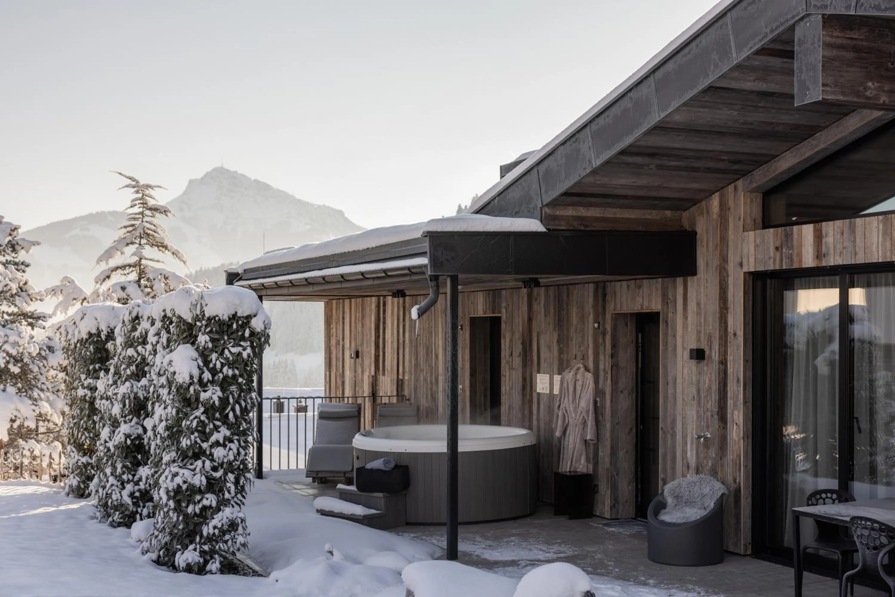 Hot Tub in GOING TRIPLE A apartments WEST