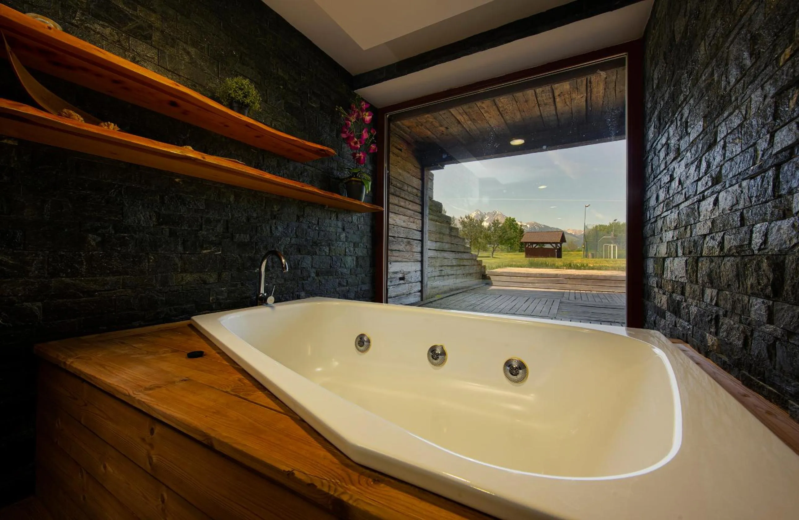 Hot Tub in Apartmany Sileas